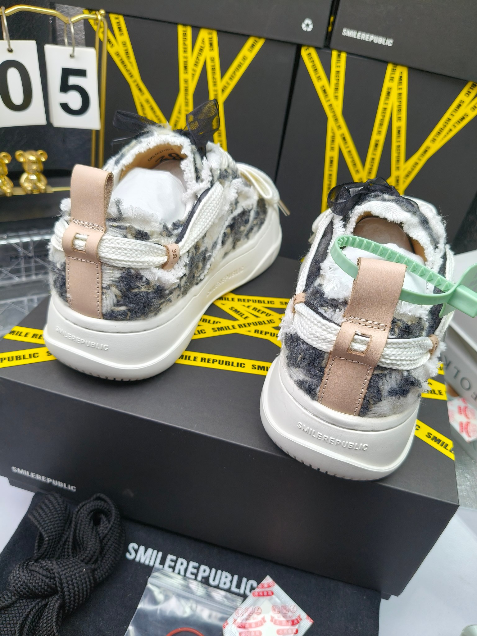 SMILEREPUBLIC 
高版本开口笑 帆布鞋 ，
出210涂鸦加20
 一款热度非常高的帆布鞋 最近各路明星网红纷纷上脚 太多综艺节目嘉宾穿SR抢镜 美学理念初春充满艺术感的搭配
 让这款 SMILEREPUBLIC帆布鞋瞬间成为春日爆款 也是明星们的心水好物 吸睛力 Max
 是什么让这双帆布鞋火速出圈 羊毛流苏的设计大胆表达了先锋潮流加上可盐可甜的 蝴蝶结让整双鞋 拥有无限搭配风格的可能性 圆钝感加宽的鞋头设计 配合灵动的鞋型与缝线 完美地达到优化脚踝线条的效果
码数：女35-40