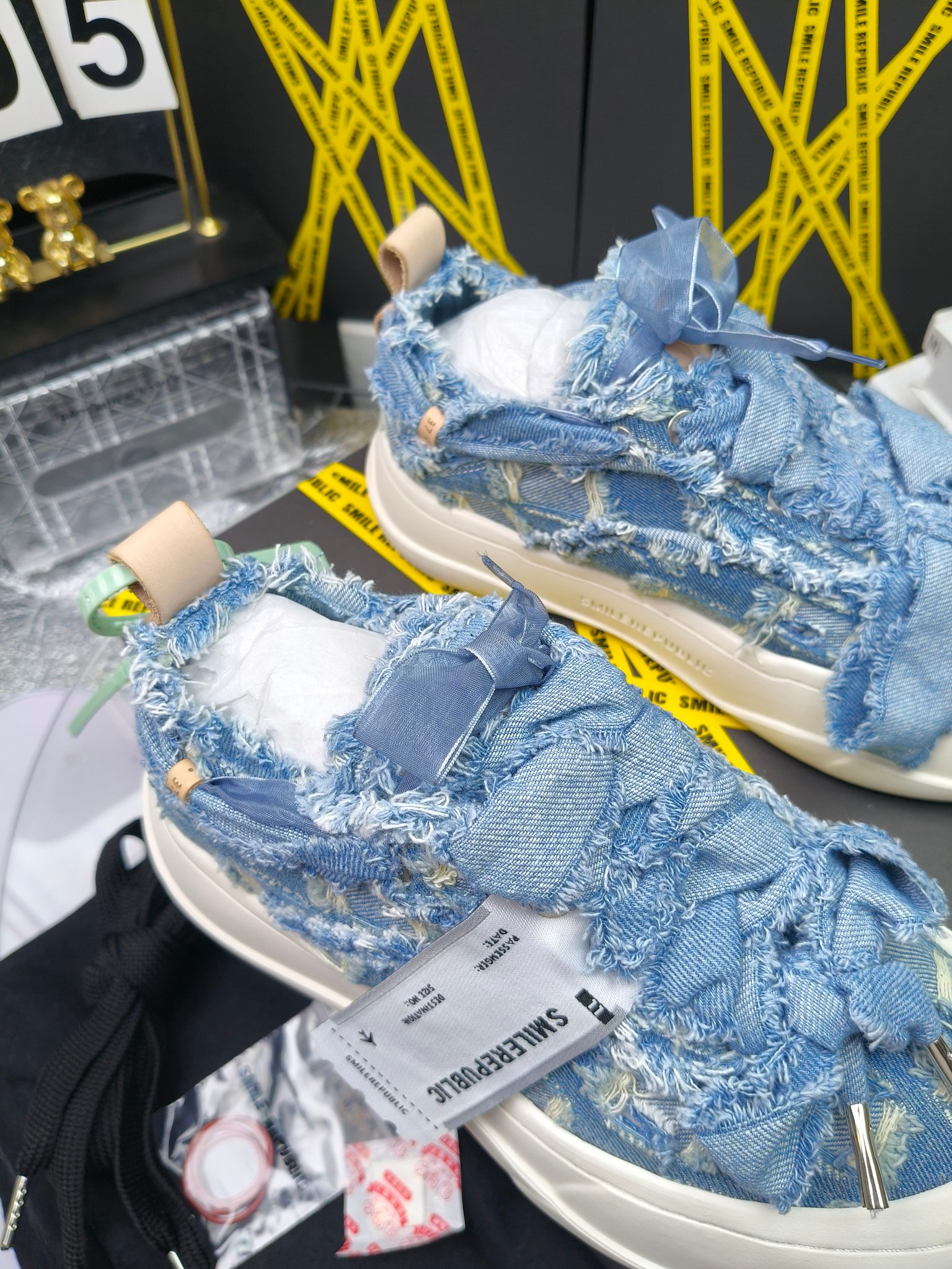 SMILEREPUBLIC 
高版本开口笑 帆布鞋 ，
出210涂鸦加20
 一款热度非常高的帆布鞋 最近各路明星网红纷纷上脚 太多综艺节目嘉宾穿SR抢镜 美学理念初春充满艺术感的搭配
 让这款 SMILEREPUBLIC帆布鞋瞬间成为春日爆款 也是明星们的心水好物 吸睛力 Max
 是什么让这双帆布鞋火速出圈 羊毛流苏的设计大胆表达了先锋潮流加上可盐可甜的 蝴蝶结让整双鞋 拥有无限搭配风格的可能性 圆钝感加宽的鞋头设计 配合灵动的鞋型与缝线 完美地达到优化脚踝线条的效果
码数：女35-40