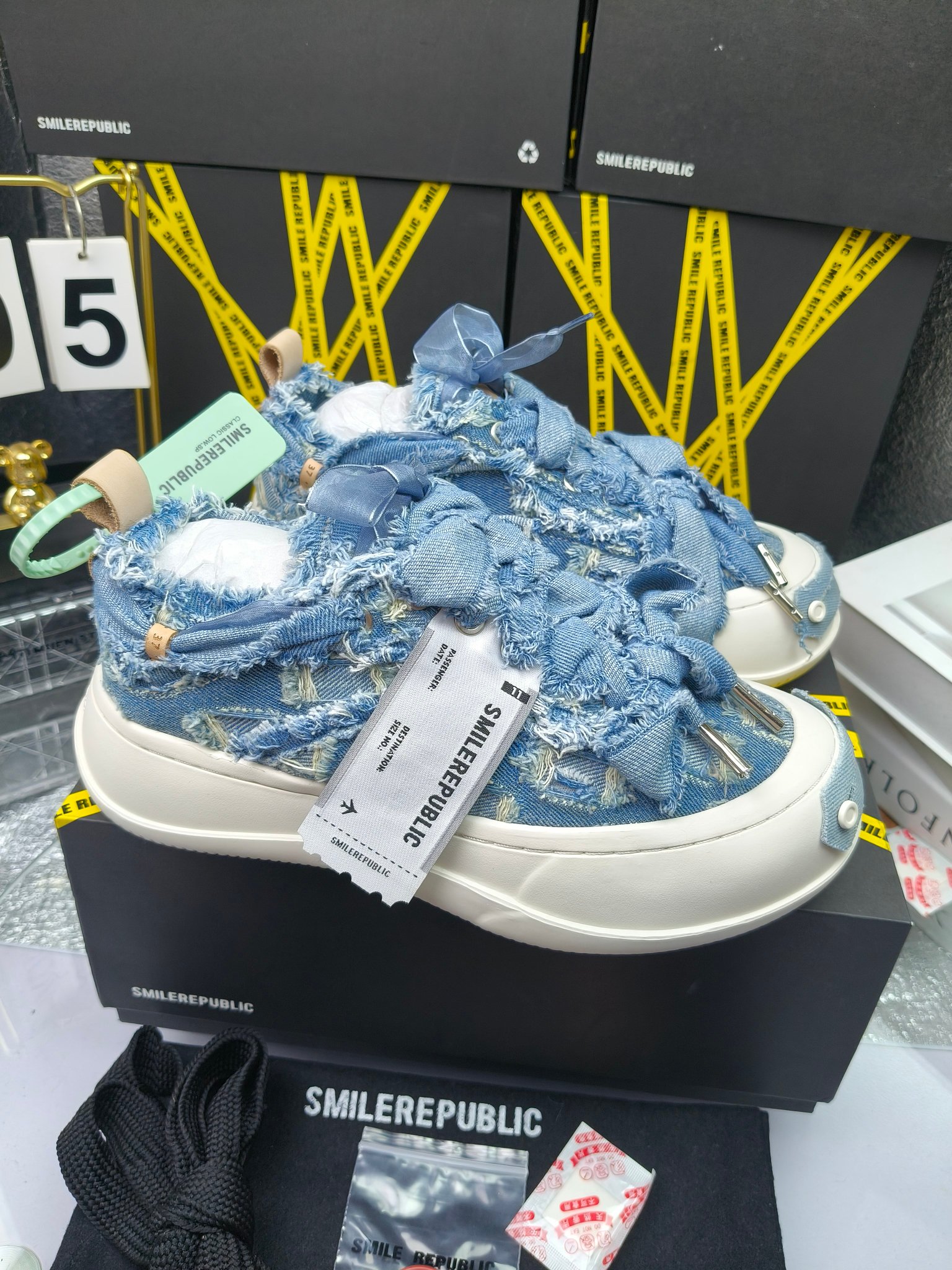 SMILEREPUBLIC 
高版本开口笑 帆布鞋 ，
出210涂鸦加20
 一款热度非常高的帆布鞋 最近各路明星网红纷纷上脚 太多综艺节目嘉宾穿SR抢镜 美学理念初春充满艺术感的搭配
 让这款 SMILEREPUBLIC帆布鞋瞬间成为春日爆款 也是明星们的心水好物 吸睛力 Max
 是什么让这双帆布鞋火速出圈 羊毛流苏的设计大胆表达了先锋潮流加上可盐可甜的 蝴蝶结让整双鞋 拥有无限搭配风格的可能性 圆钝感加宽的鞋头设计 配合灵动的鞋型与缝线 完美地达到优化脚踝线条的效果
码数：女35-40