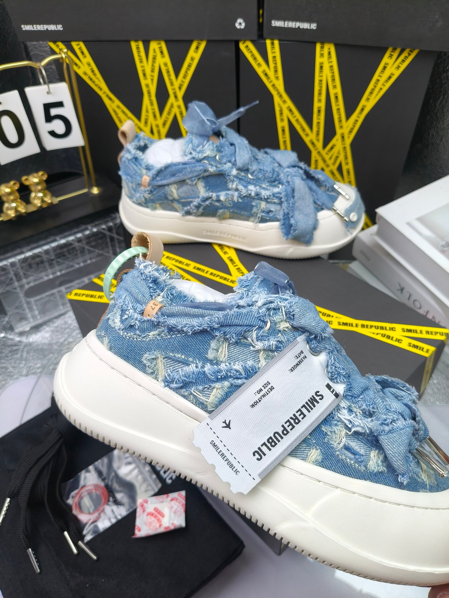 SMILEREPUBLIC 
高版本开口笑 帆布鞋 ，
出210涂鸦加20
 一款热度非常高的帆布鞋 最近各路明星网红纷纷上脚 太多综艺节目嘉宾穿SR抢镜 美学理念初春充满艺术感的搭配
 让这款 SMILEREPUBLIC帆布鞋瞬间成为春日爆款 也是明星们的心水好物 吸睛力 Max
 是什么让这双帆布鞋火速出圈 羊毛流苏的设计大胆表达了先锋潮流加上可盐可甜的 蝴蝶结让整双鞋 拥有无限搭配风格的可能性 圆钝感加宽的鞋头设计 配合灵动的鞋型与缝线 完美地达到优化脚踝线条的效果
码数：女35-40