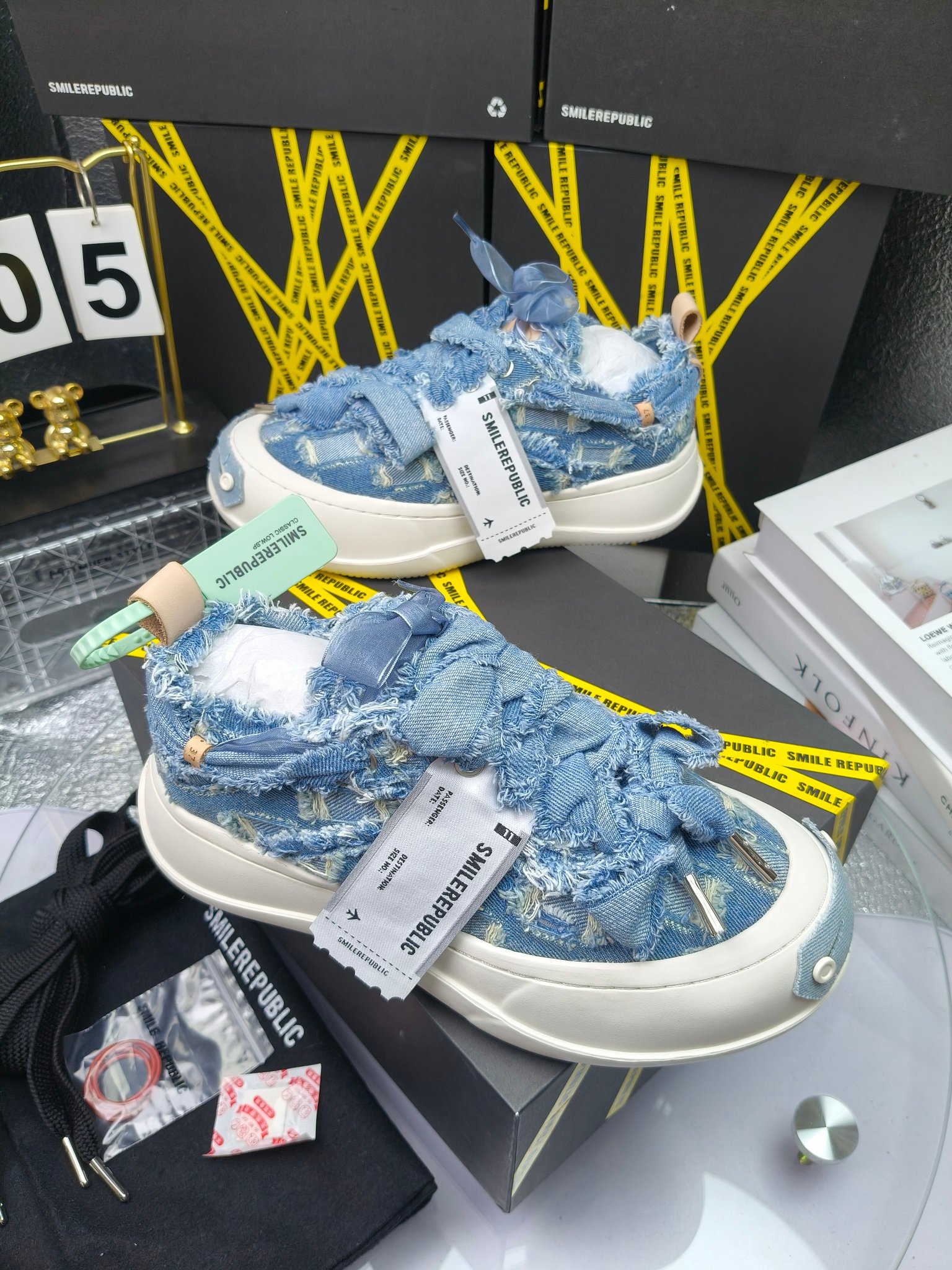 SMILEREPUBLIC 
高版本开口笑 帆布鞋 ，
出210涂鸦加20
 一款热度非常高的帆布鞋 最近各路明星网红纷纷上脚 太多综艺节目嘉宾穿SR抢镜 美学理念初春充满艺术感的搭配
 让这款 SMILEREPUBLIC帆布鞋瞬间成为春日爆款 也是明星们的心水好物 吸睛力 Max
 是什么让这双帆布鞋火速出圈 羊毛流苏的设计大胆表达了先锋潮流加上可盐可甜的 蝴蝶结让整双鞋 拥有无限搭配风格的可能性 圆钝感加宽的鞋头设计 配合灵动的鞋型与缝线 完美地达到优化脚踝线条的效果
码数：女35-40