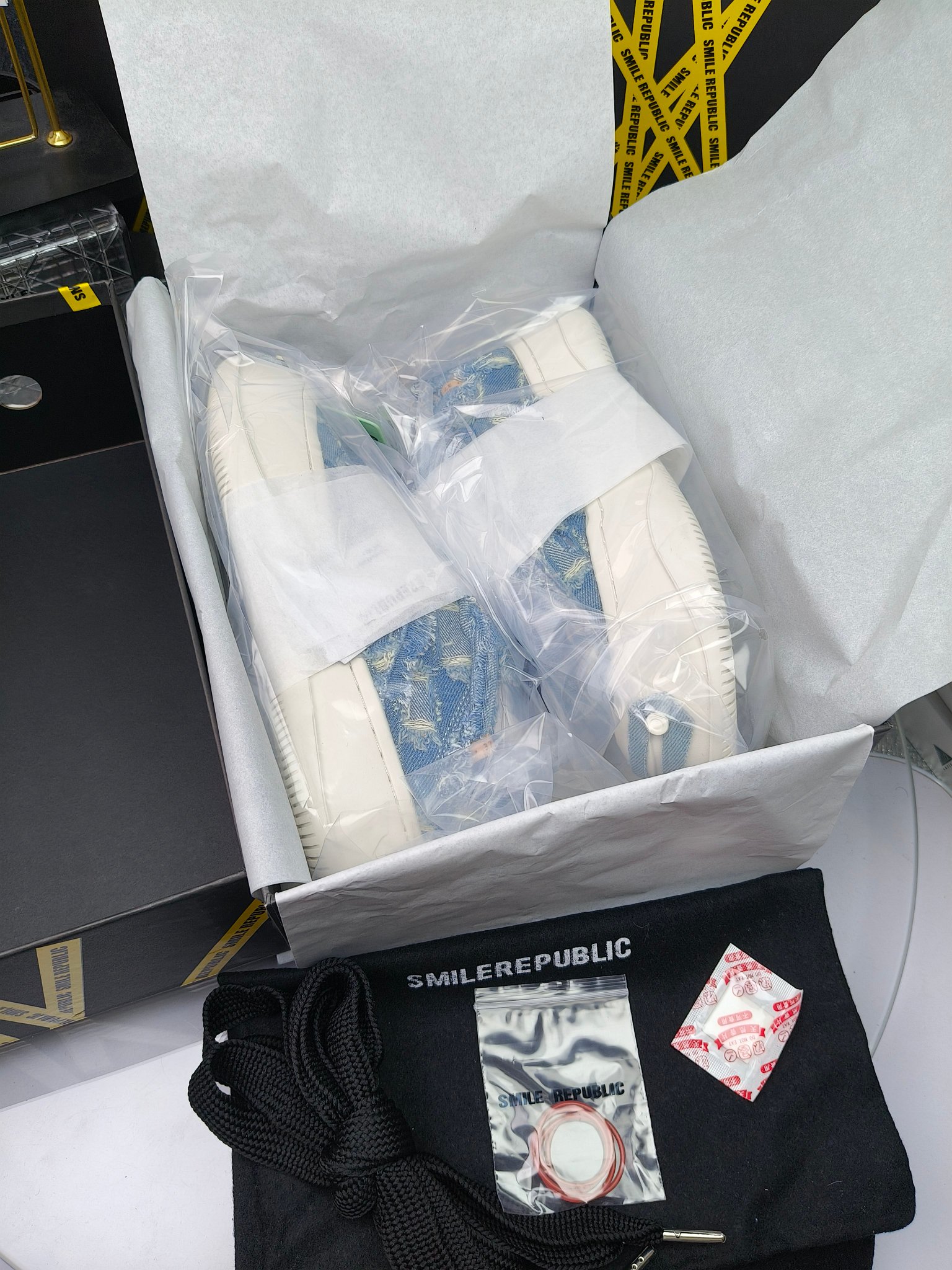 SMILEREPUBLIC 
高版本开口笑 帆布鞋 ，
出210涂鸦加20
 一款热度非常高的帆布鞋 最近各路明星网红纷纷上脚 太多综艺节目嘉宾穿SR抢镜 美学理念初春充满艺术感的搭配
 让这款 SMILEREPUBLIC帆布鞋瞬间成为春日爆款 也是明星们的心水好物 吸睛力 Max
 是什么让这双帆布鞋火速出圈 羊毛流苏的设计大胆表达了先锋潮流加上可盐可甜的 蝴蝶结让整双鞋 拥有无限搭配风格的可能性 圆钝感加宽的鞋头设计 配合灵动的鞋型与缝线 完美地达到优化脚踝线条的效果
码数：女35-40