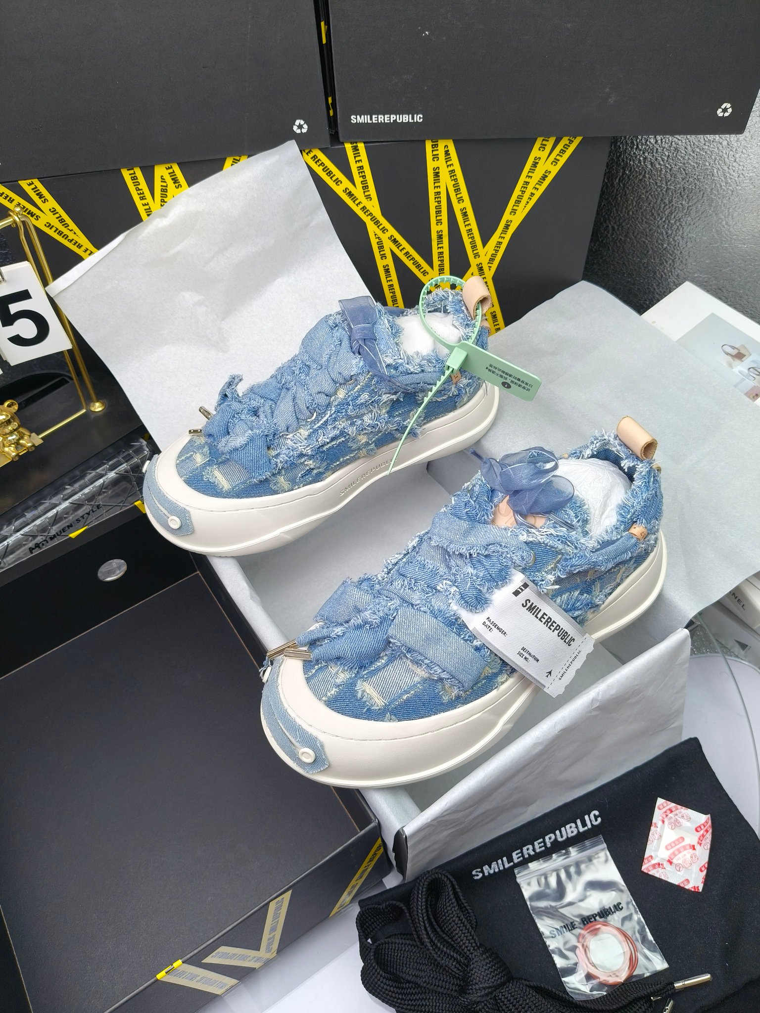 SMILEREPUBLIC 
高版本开口笑 帆布鞋 ，
出210涂鸦加20
 一款热度非常高的帆布鞋 最近各路明星网红纷纷上脚 太多综艺节目嘉宾穿SR抢镜 美学理念初春充满艺术感的搭配
 让这款 SMILEREPUBLIC帆布鞋瞬间成为春日爆款 也是明星们的心水好物 吸睛力 Max
 是什么让这双帆布鞋火速出圈 羊毛流苏的设计大胆表达了先锋潮流加上可盐可甜的 蝴蝶结让整双鞋 拥有无限搭配风格的可能性 圆钝感加宽的鞋头设计 配合灵动的鞋型与缝线 完美地达到优化脚踝线条的效果
码数：女35-40