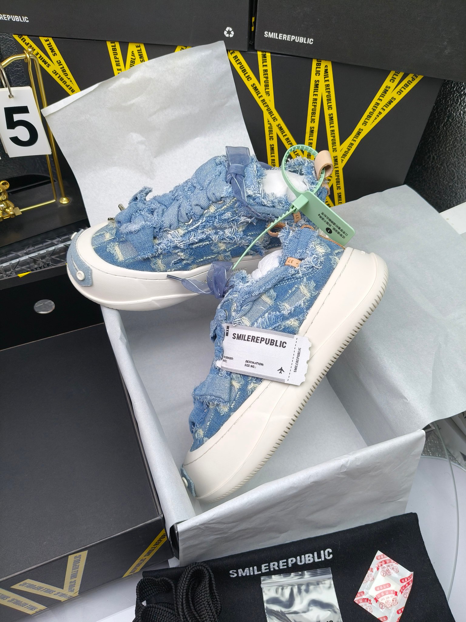 SMILEREPUBLIC 
高版本开口笑 帆布鞋 ，
出210涂鸦加20
 一款热度非常高的帆布鞋 最近各路明星网红纷纷上脚 太多综艺节目嘉宾穿SR抢镜 美学理念初春充满艺术感的搭配
 让这款 SMILEREPUBLIC帆布鞋瞬间成为春日爆款 也是明星们的心水好物 吸睛力 Max
 是什么让这双帆布鞋火速出圈 羊毛流苏的设计大胆表达了先锋潮流加上可盐可甜的 蝴蝶结让整双鞋 拥有无限搭配风格的可能性 圆钝感加宽的鞋头设计 配合灵动的鞋型与缝线 完美地达到优化脚踝线条的效果
码数：女35-40