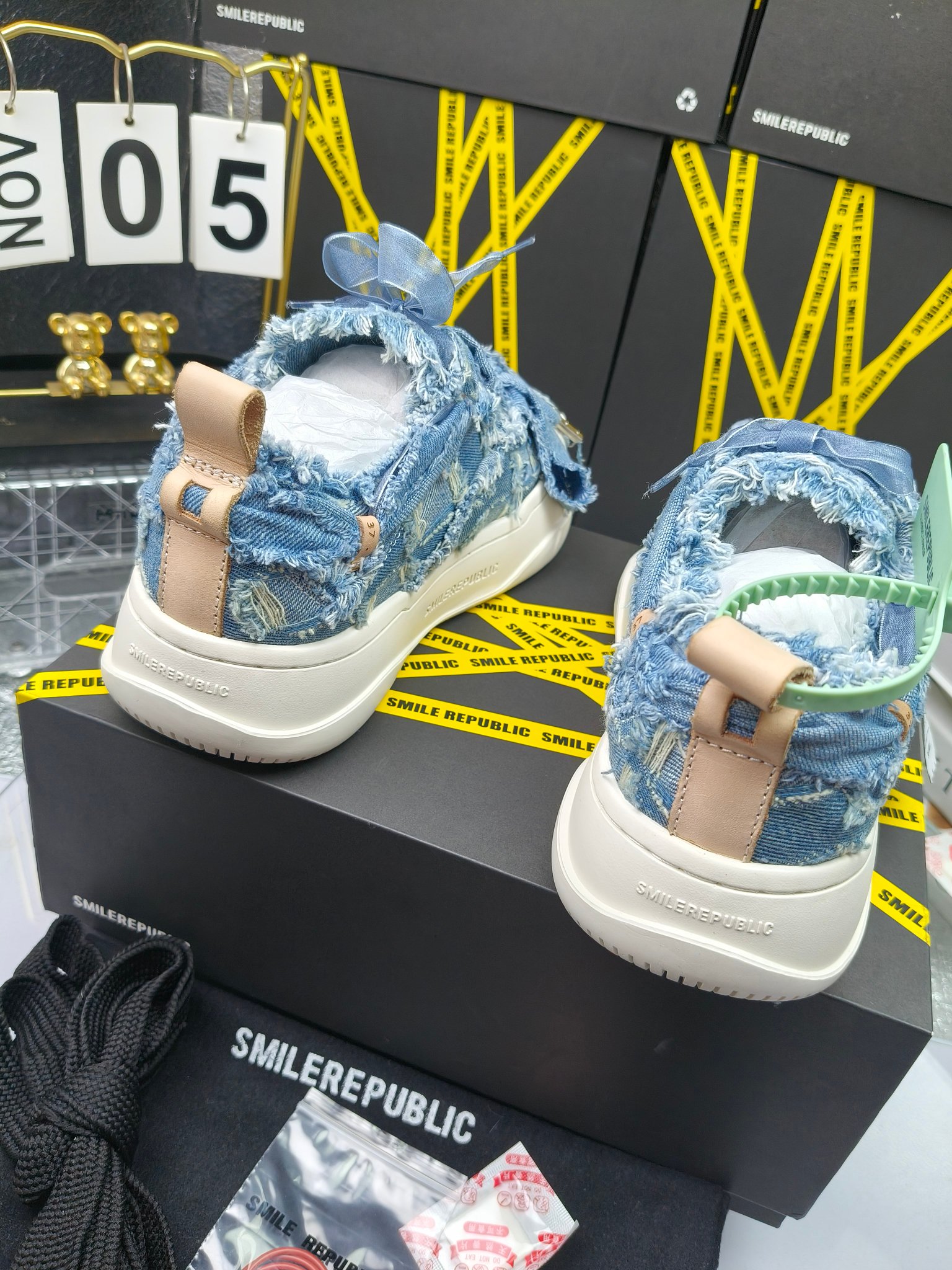 SMILEREPUBLIC 
高版本开口笑 帆布鞋 ，
出210涂鸦加20
 一款热度非常高的帆布鞋 最近各路明星网红纷纷上脚 太多综艺节目嘉宾穿SR抢镜 美学理念初春充满艺术感的搭配
 让这款 SMILEREPUBLIC帆布鞋瞬间成为春日爆款 也是明星们的心水好物 吸睛力 Max
 是什么让这双帆布鞋火速出圈 羊毛流苏的设计大胆表达了先锋潮流加上可盐可甜的 蝴蝶结让整双鞋 拥有无限搭配风格的可能性 圆钝感加宽的鞋头设计 配合灵动的鞋型与缝线 完美地达到优化脚踝线条的效果
码数：女35-40