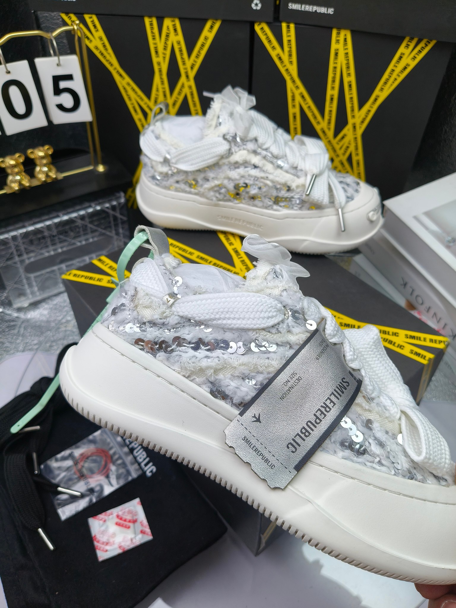 SMILEREPUBLIC 
高版本开口笑 帆布鞋 ，
出210涂鸦加20
 一款热度非常高的帆布鞋 最近各路明星网红纷纷上脚 太多综艺节目嘉宾穿SR抢镜 美学理念初春充满艺术感的搭配
 让这款 SMILEREPUBLIC帆布鞋瞬间成为春日爆款 也是明星们的心水好物 吸睛力 Max
 是什么让这双帆布鞋火速出圈 羊毛流苏的设计大胆表达了先锋潮流加上可盐可甜的 蝴蝶结让整双鞋 拥有无限搭配风格的可能性 圆钝感加宽的鞋头设计 配合灵动的鞋型与缝线 完美地达到优化脚踝线条的效果
码数：女35-40