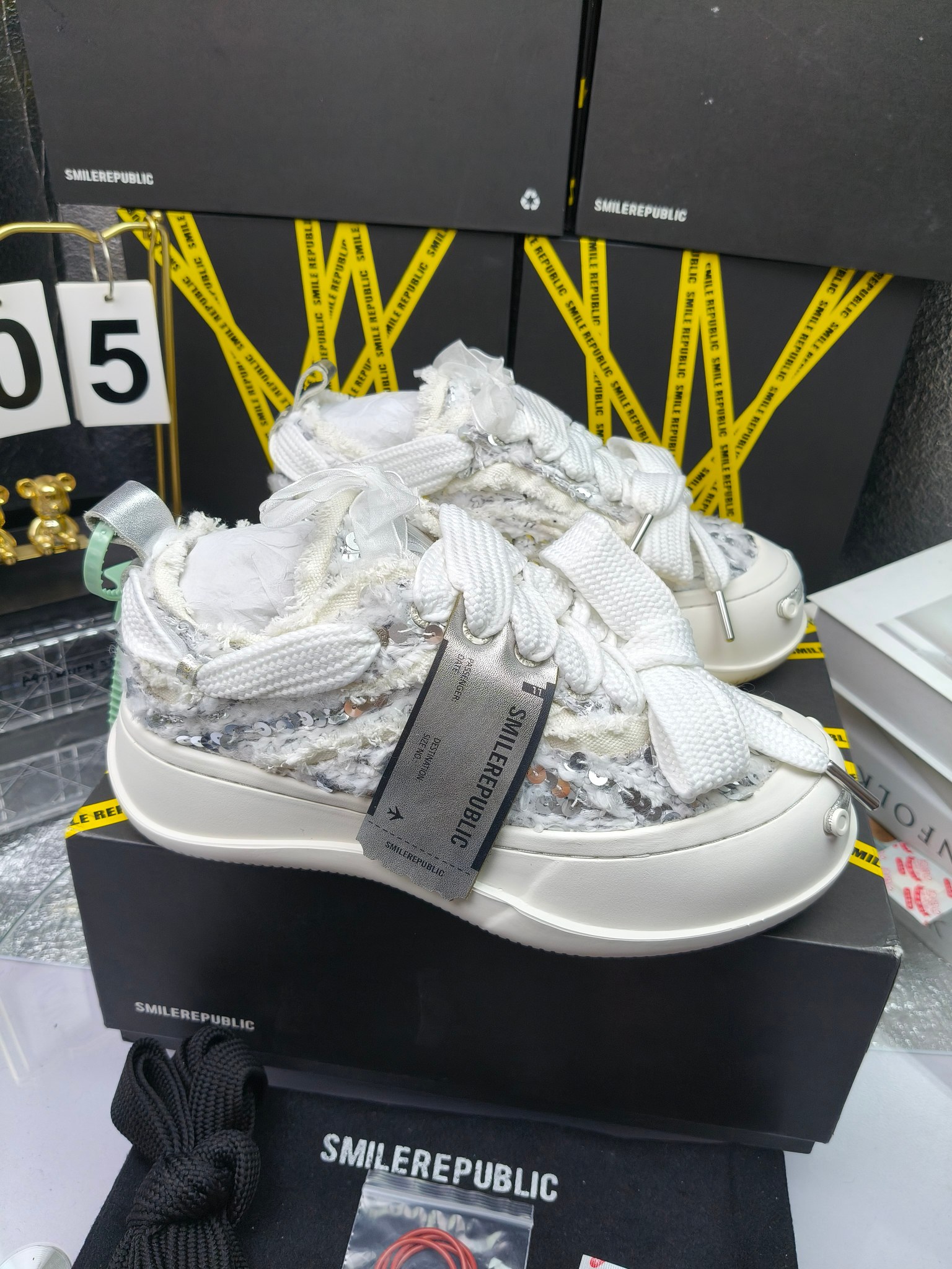 SMILEREPUBLIC 
高版本开口笑 帆布鞋 ，
出210涂鸦加20
 一款热度非常高的帆布鞋 最近各路明星网红纷纷上脚 太多综艺节目嘉宾穿SR抢镜 美学理念初春充满艺术感的搭配
 让这款 SMILEREPUBLIC帆布鞋瞬间成为春日爆款 也是明星们的心水好物 吸睛力 Max
 是什么让这双帆布鞋火速出圈 羊毛流苏的设计大胆表达了先锋潮流加上可盐可甜的 蝴蝶结让整双鞋 拥有无限搭配风格的可能性 圆钝感加宽的鞋头设计 配合灵动的鞋型与缝线 完美地达到优化脚踝线条的效果
码数：女35-40