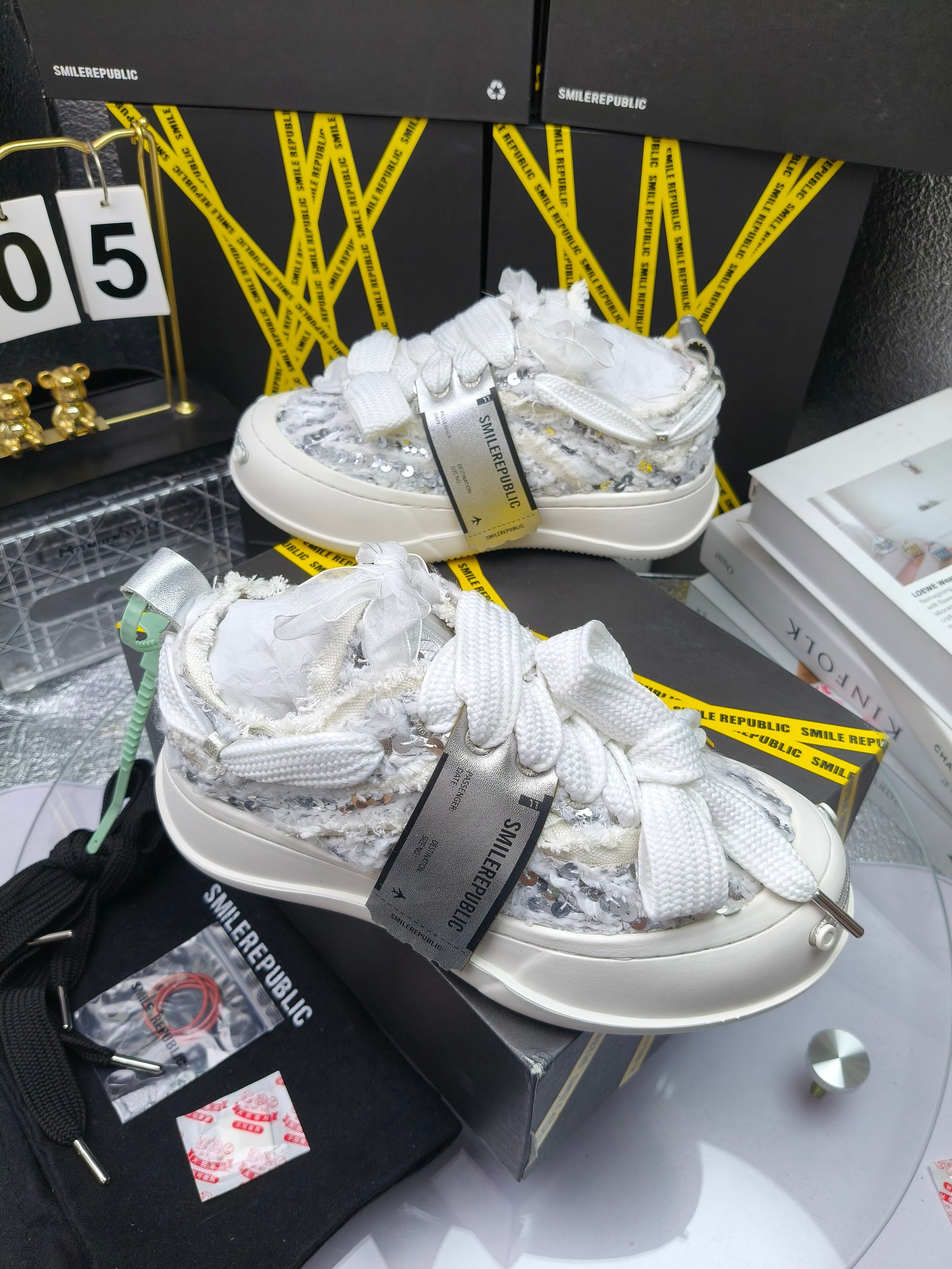 SMILEREPUBLIC 
高版本开口笑 帆布鞋 ，
出210涂鸦加20
 一款热度非常高的帆布鞋 最近各路明星网红纷纷上脚 太多综艺节目嘉宾穿SR抢镜 美学理念初春充满艺术感的搭配
 让这款 SMILEREPUBLIC帆布鞋瞬间成为春日爆款 也是明星们的心水好物 吸睛力 Max
 是什么让这双帆布鞋火速出圈 羊毛流苏的设计大胆表达了先锋潮流加上可盐可甜的 蝴蝶结让整双鞋 拥有无限搭配风格的可能性 圆钝感加宽的鞋头设计 配合灵动的鞋型与缝线 完美地达到优化脚踝线条的效果
码数：女35-40