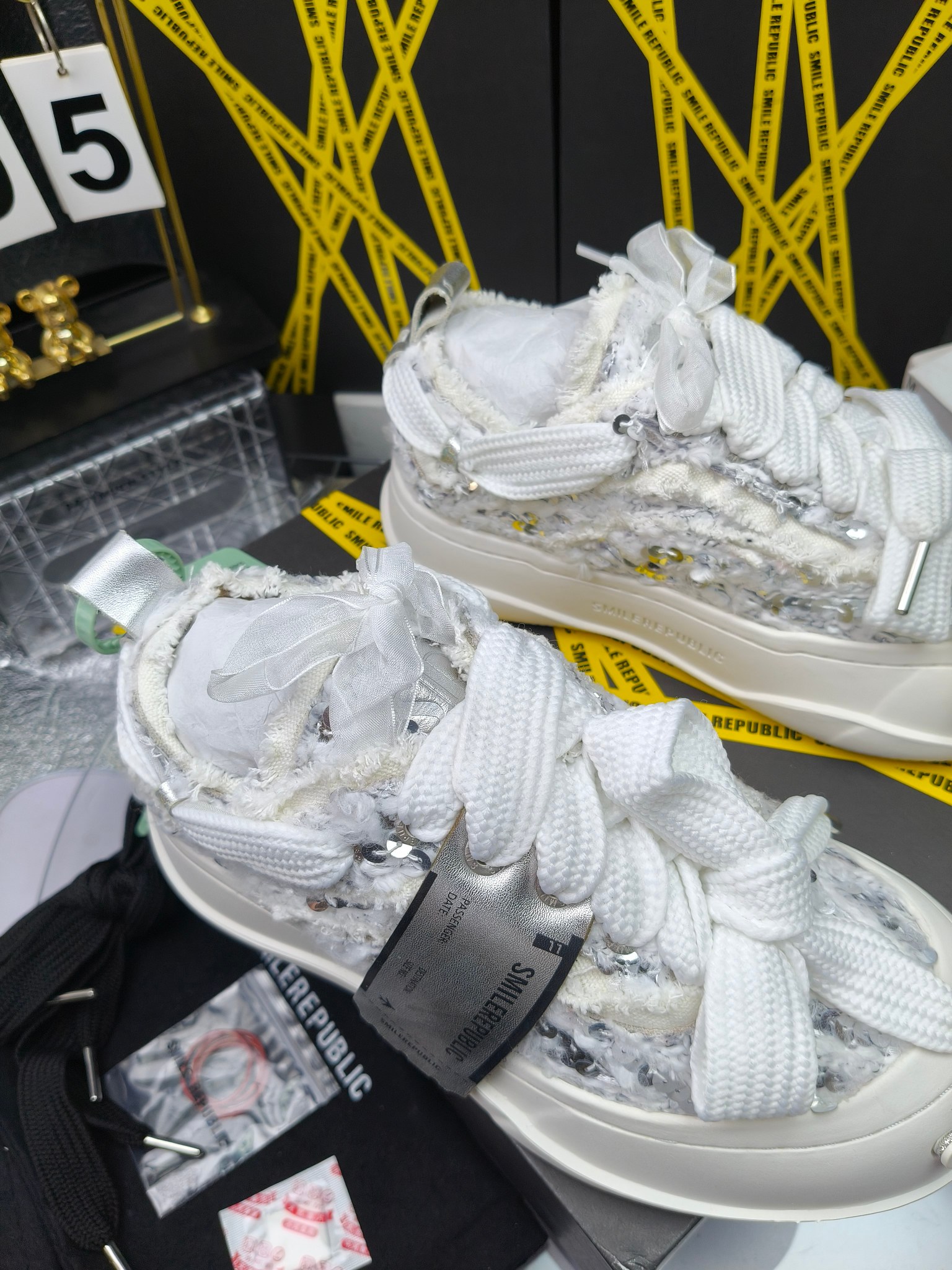 SMILEREPUBLIC 
高版本开口笑 帆布鞋 ，
出210涂鸦加20
 一款热度非常高的帆布鞋 最近各路明星网红纷纷上脚 太多综艺节目嘉宾穿SR抢镜 美学理念初春充满艺术感的搭配
 让这款 SMILEREPUBLIC帆布鞋瞬间成为春日爆款 也是明星们的心水好物 吸睛力 Max
 是什么让这双帆布鞋火速出圈 羊毛流苏的设计大胆表达了先锋潮流加上可盐可甜的 蝴蝶结让整双鞋 拥有无限搭配风格的可能性 圆钝感加宽的鞋头设计 配合灵动的鞋型与缝线 完美地达到优化脚踝线条的效果
码数：女35-40