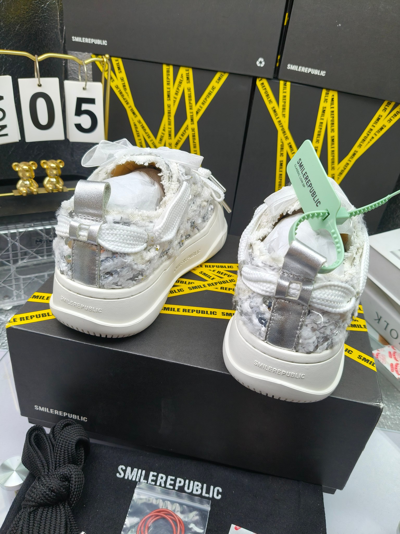 SMILEREPUBLIC 
高版本开口笑 帆布鞋 ，
出210涂鸦加20
 一款热度非常高的帆布鞋 最近各路明星网红纷纷上脚 太多综艺节目嘉宾穿SR抢镜 美学理念初春充满艺术感的搭配
 让这款 SMILEREPUBLIC帆布鞋瞬间成为春日爆款 也是明星们的心水好物 吸睛力 Max
 是什么让这双帆布鞋火速出圈 羊毛流苏的设计大胆表达了先锋潮流加上可盐可甜的 蝴蝶结让整双鞋 拥有无限搭配风格的可能性 圆钝感加宽的鞋头设计 配合灵动的鞋型与缝线 完美地达到优化脚踝线条的效果
码数：女35-40