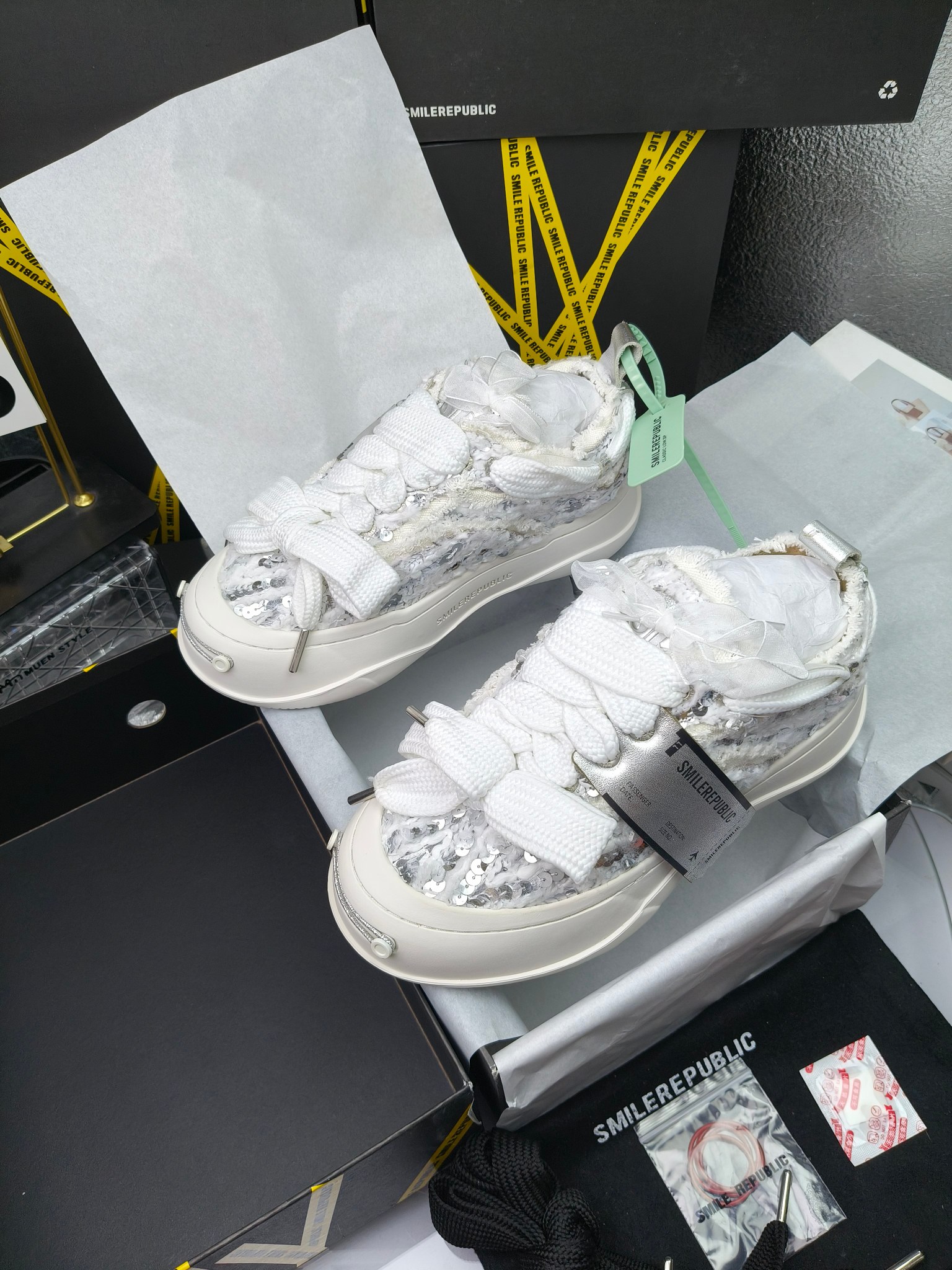 SMILEREPUBLIC 
高版本开口笑 帆布鞋 ，
出210涂鸦加20
 一款热度非常高的帆布鞋 最近各路明星网红纷纷上脚 太多综艺节目嘉宾穿SR抢镜 美学理念初春充满艺术感的搭配
 让这款 SMILEREPUBLIC帆布鞋瞬间成为春日爆款 也是明星们的心水好物 吸睛力 Max
 是什么让这双帆布鞋火速出圈 羊毛流苏的设计大胆表达了先锋潮流加上可盐可甜的 蝴蝶结让整双鞋 拥有无限搭配风格的可能性 圆钝感加宽的鞋头设计 配合灵动的鞋型与缝线 完美地达到优化脚踝线条的效果
码数：女35-40