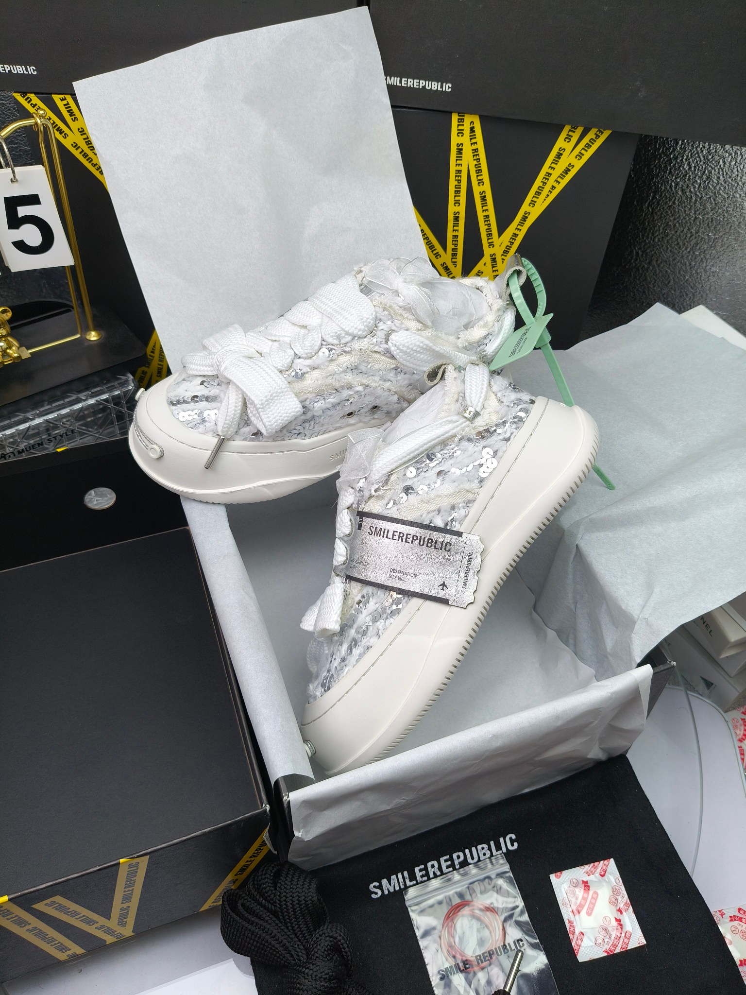 SMILEREPUBLIC 
高版本开口笑 帆布鞋 ，
出210涂鸦加20
 一款热度非常高的帆布鞋 最近各路明星网红纷纷上脚 太多综艺节目嘉宾穿SR抢镜 美学理念初春充满艺术感的搭配
 让这款 SMILEREPUBLIC帆布鞋瞬间成为春日爆款 也是明星们的心水好物 吸睛力 Max
 是什么让这双帆布鞋火速出圈 羊毛流苏的设计大胆表达了先锋潮流加上可盐可甜的 蝴蝶结让整双鞋 拥有无限搭配风格的可能性 圆钝感加宽的鞋头设计 配合灵动的鞋型与缝线 完美地达到优化脚踝线条的效果
码数：女35-40