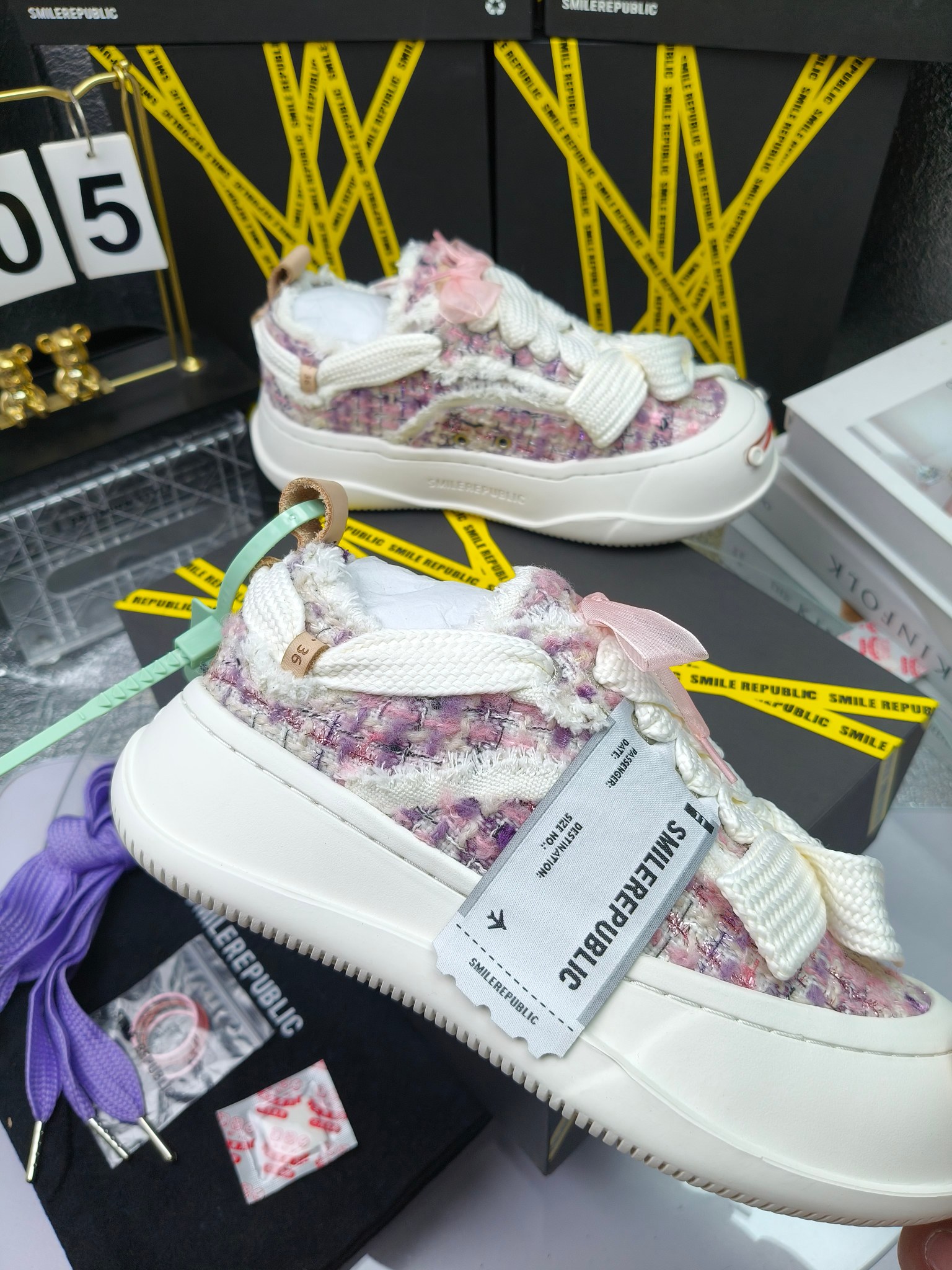 SMILEREPUBLIC 
高版本开口笑 帆布鞋 ，
出210涂鸦加20
 一款热度非常高的帆布鞋 最近各路明星网红纷纷上脚 太多综艺节目嘉宾穿SR抢镜 美学理念初春充满艺术感的搭配
 让这款 SMILEREPUBLIC帆布鞋瞬间成为春日爆款 也是明星们的心水好物 吸睛力 Max
 是什么让这双帆布鞋火速出圈 羊毛流苏的设计大胆表达了先锋潮流加上可盐可甜的 蝴蝶结让整双鞋 拥有无限搭配风格的可能性 圆钝感加宽的鞋头设计 配合灵动的鞋型与缝线 完美地达到优化脚踝线条的效果
码数：女35-40