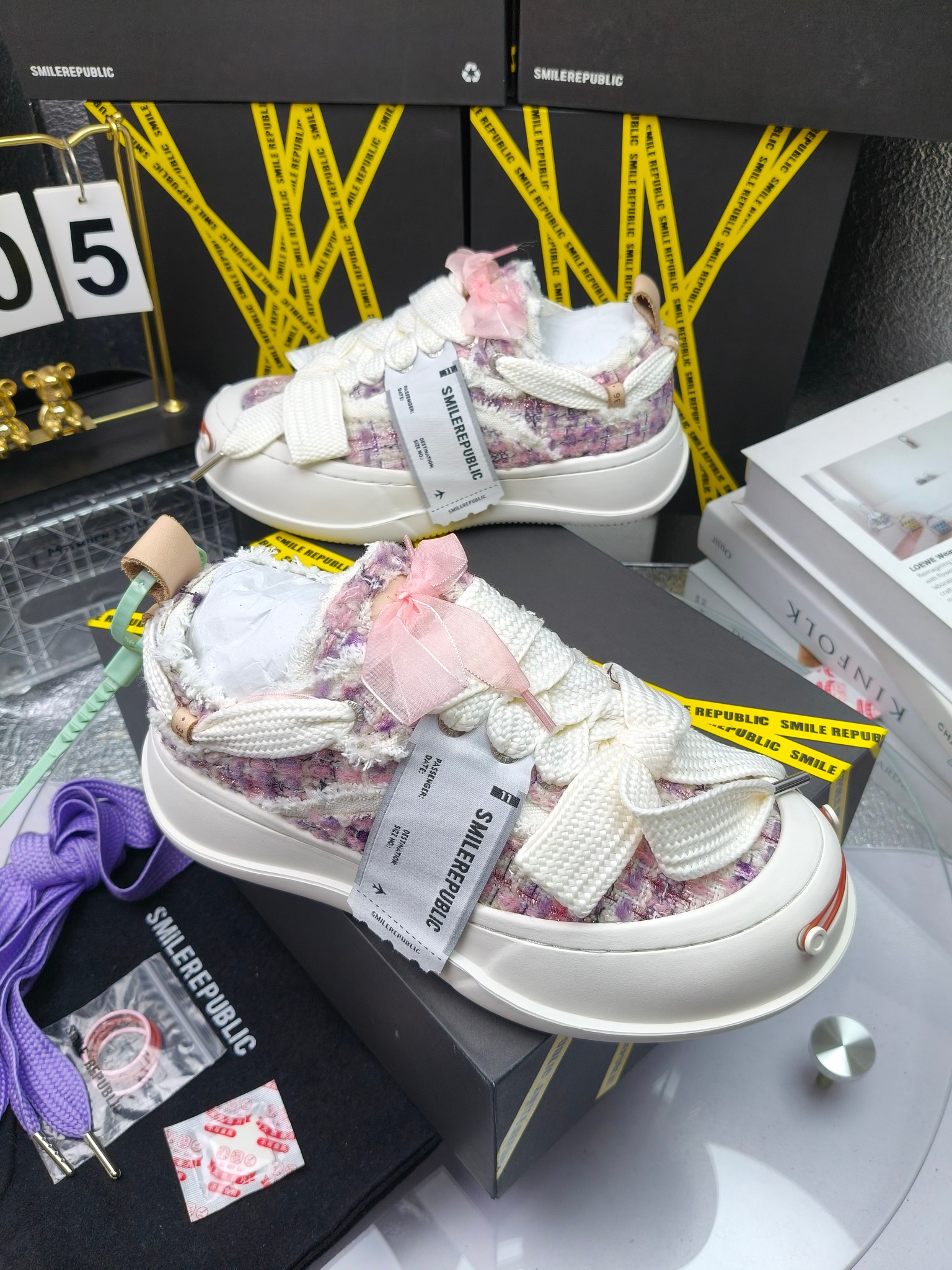 SMILEREPUBLIC 
高版本开口笑 帆布鞋 ，
出210涂鸦加20
 一款热度非常高的帆布鞋 最近各路明星网红纷纷上脚 太多综艺节目嘉宾穿SR抢镜 美学理念初春充满艺术感的搭配
 让这款 SMILEREPUBLIC帆布鞋瞬间成为春日爆款 也是明星们的心水好物 吸睛力 Max
 是什么让这双帆布鞋火速出圈 羊毛流苏的设计大胆表达了先锋潮流加上可盐可甜的 蝴蝶结让整双鞋 拥有无限搭配风格的可能性 圆钝感加宽的鞋头设计 配合灵动的鞋型与缝线 完美地达到优化脚踝线条的效果
码数：女35-40