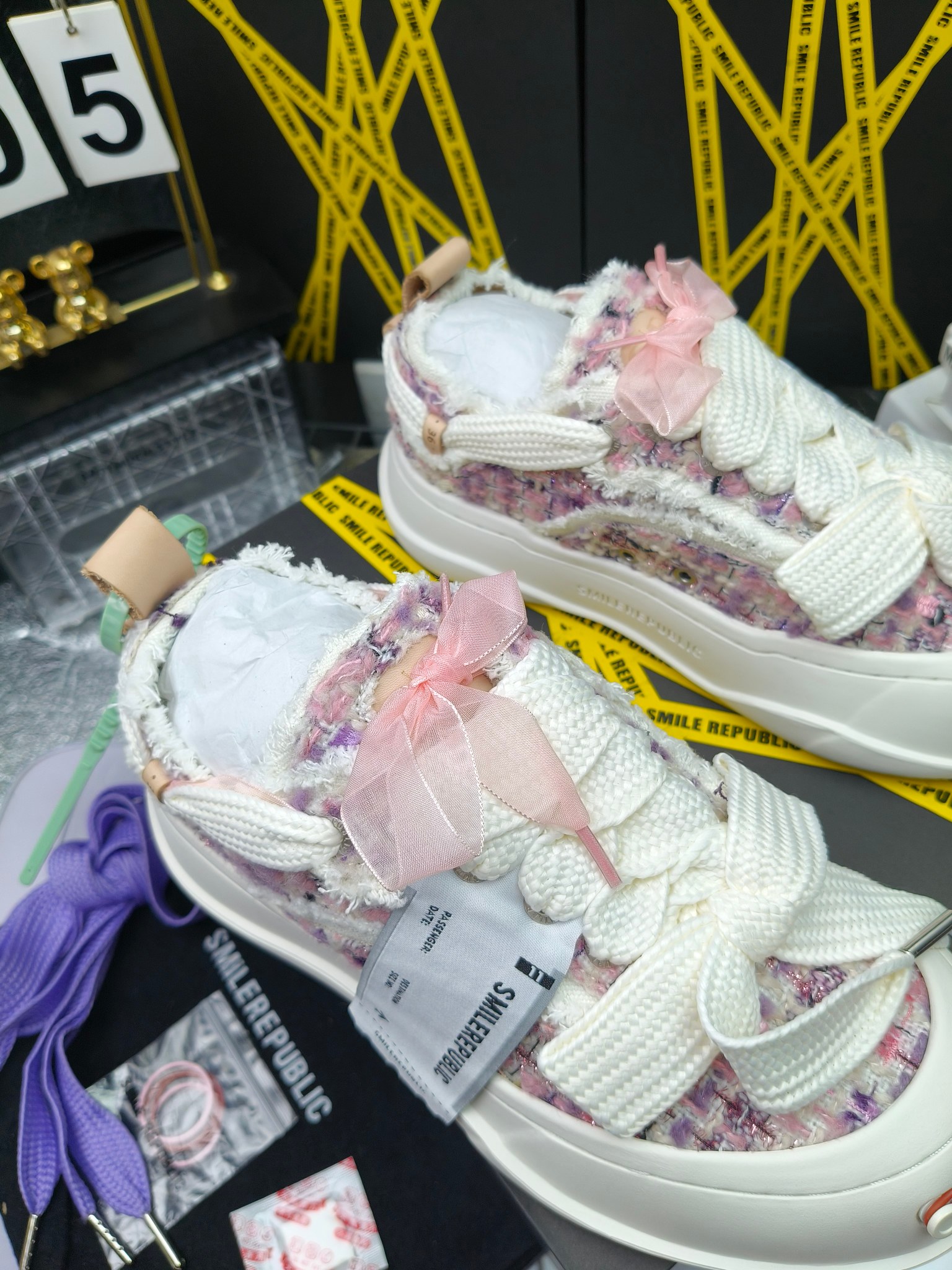 SMILEREPUBLIC 
高版本开口笑 帆布鞋 ，
出210涂鸦加20
 一款热度非常高的帆布鞋 最近各路明星网红纷纷上脚 太多综艺节目嘉宾穿SR抢镜 美学理念初春充满艺术感的搭配
 让这款 SMILEREPUBLIC帆布鞋瞬间成为春日爆款 也是明星们的心水好物 吸睛力 Max
 是什么让这双帆布鞋火速出圈 羊毛流苏的设计大胆表达了先锋潮流加上可盐可甜的 蝴蝶结让整双鞋 拥有无限搭配风格的可能性 圆钝感加宽的鞋头设计 配合灵动的鞋型与缝线 完美地达到优化脚踝线条的效果
码数：女35-40