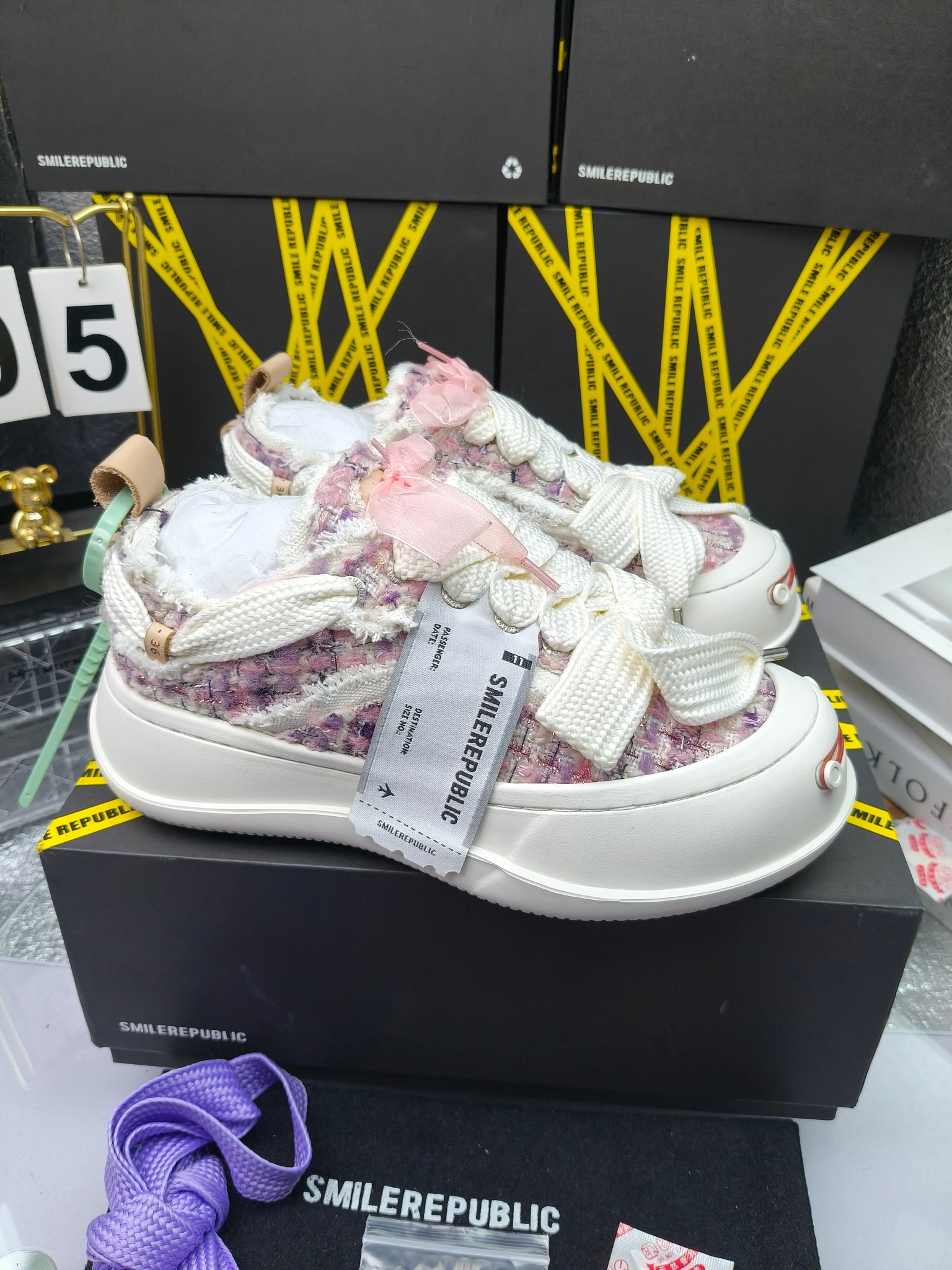 SMILEREPUBLIC 
高版本开口笑 帆布鞋 ，
出210涂鸦加20
 一款热度非常高的帆布鞋 最近各路明星网红纷纷上脚 太多综艺节目嘉宾穿SR抢镜 美学理念初春充满艺术感的搭配
 让这款 SMILEREPUBLIC帆布鞋瞬间成为春日爆款 也是明星们的心水好物 吸睛力 Max
 是什么让这双帆布鞋火速出圈 羊毛流苏的设计大胆表达了先锋潮流加上可盐可甜的 蝴蝶结让整双鞋 拥有无限搭配风格的可能性 圆钝感加宽的鞋头设计 配合灵动的鞋型与缝线 完美地达到优化脚踝线条的效果
码数：女35-40