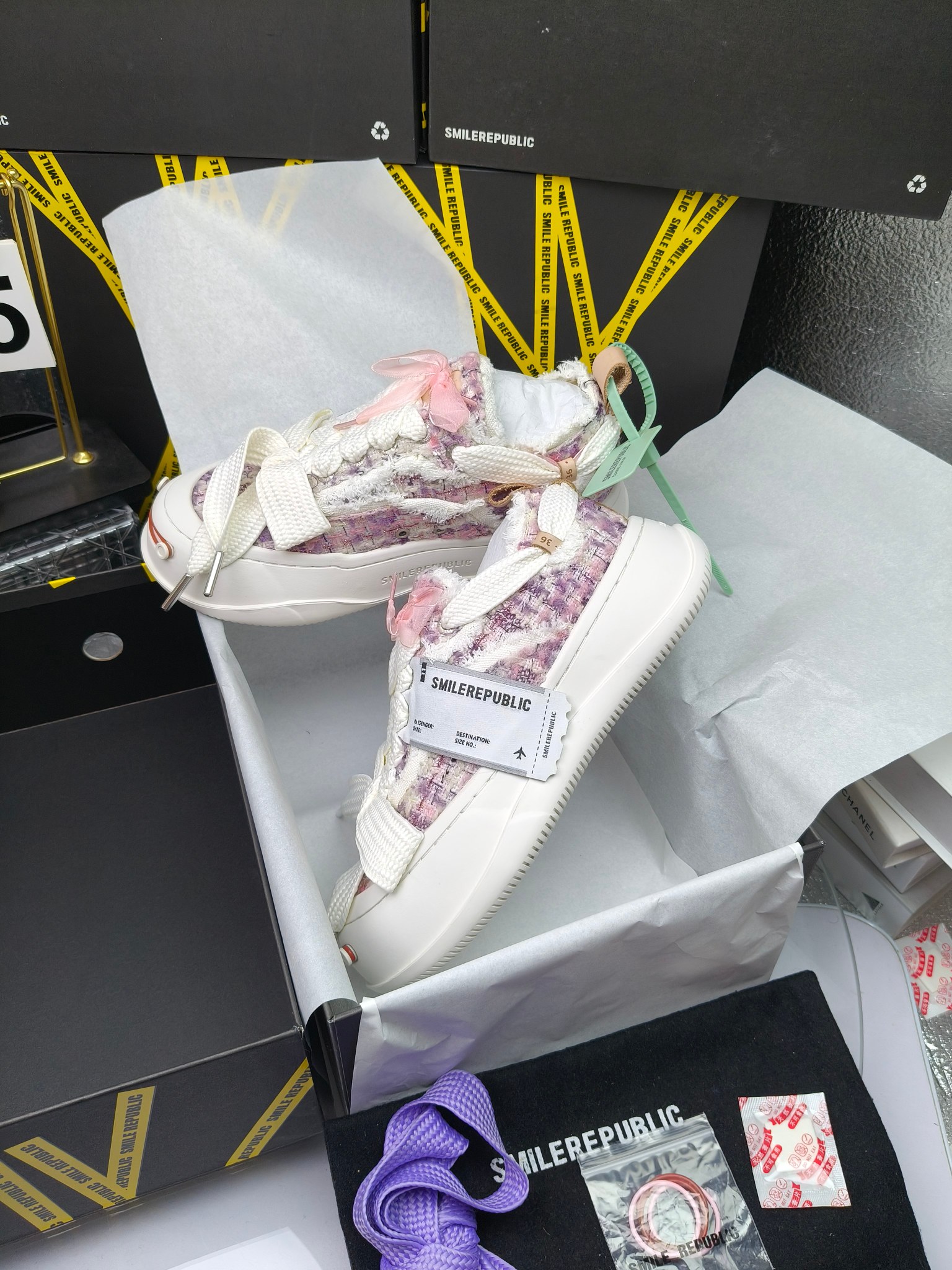 SMILEREPUBLIC 
高版本开口笑 帆布鞋 ，
出210涂鸦加20
 一款热度非常高的帆布鞋 最近各路明星网红纷纷上脚 太多综艺节目嘉宾穿SR抢镜 美学理念初春充满艺术感的搭配
 让这款 SMILEREPUBLIC帆布鞋瞬间成为春日爆款 也是明星们的心水好物 吸睛力 Max
 是什么让这双帆布鞋火速出圈 羊毛流苏的设计大胆表达了先锋潮流加上可盐可甜的 蝴蝶结让整双鞋 拥有无限搭配风格的可能性 圆钝感加宽的鞋头设计 配合灵动的鞋型与缝线 完美地达到优化脚踝线条的效果
码数：女35-40