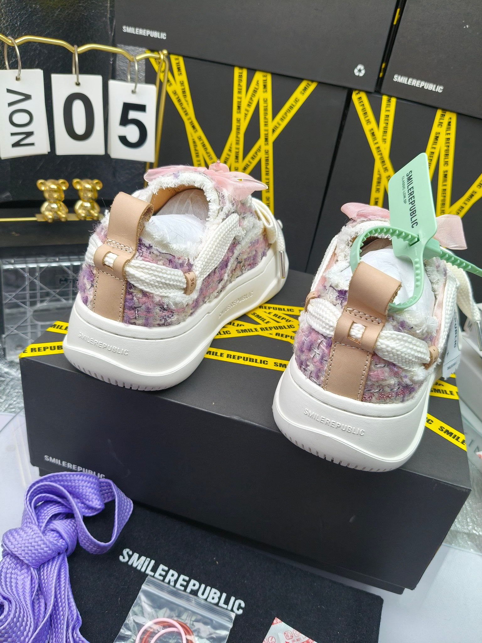 SMILEREPUBLIC 
高版本开口笑 帆布鞋 ，
出210涂鸦加20
 一款热度非常高的帆布鞋 最近各路明星网红纷纷上脚 太多综艺节目嘉宾穿SR抢镜 美学理念初春充满艺术感的搭配
 让这款 SMILEREPUBLIC帆布鞋瞬间成为春日爆款 也是明星们的心水好物 吸睛力 Max
 是什么让这双帆布鞋火速出圈 羊毛流苏的设计大胆表达了先锋潮流加上可盐可甜的 蝴蝶结让整双鞋 拥有无限搭配风格的可能性 圆钝感加宽的鞋头设计 配合灵动的鞋型与缝线 完美地达到优化脚踝线条的效果
码数：女35-40