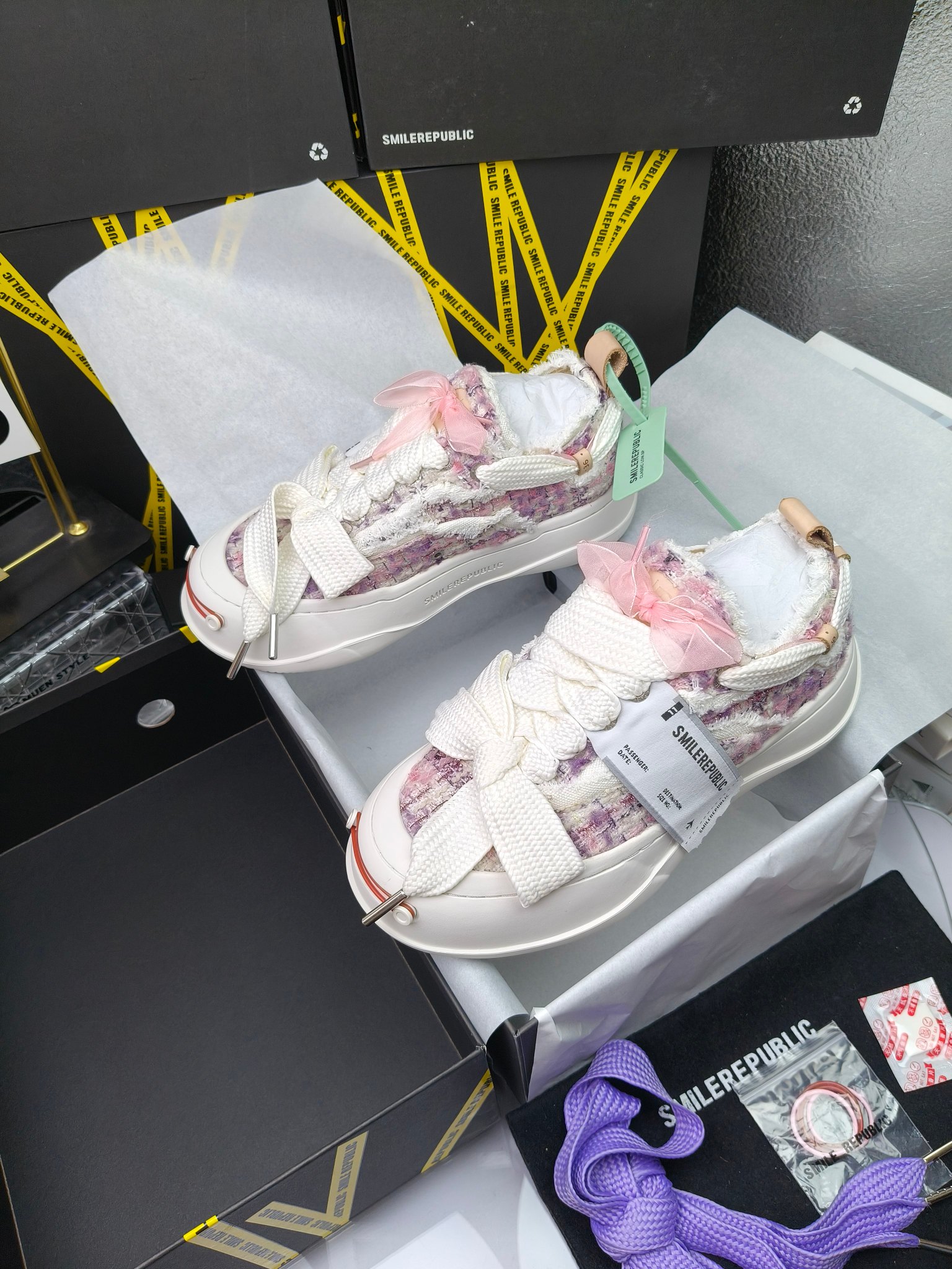 SMILEREPUBLIC 
高版本开口笑 帆布鞋 ，
出210涂鸦加20
 一款热度非常高的帆布鞋 最近各路明星网红纷纷上脚 太多综艺节目嘉宾穿SR抢镜 美学理念初春充满艺术感的搭配
 让这款 SMILEREPUBLIC帆布鞋瞬间成为春日爆款 也是明星们的心水好物 吸睛力 Max
 是什么让这双帆布鞋火速出圈 羊毛流苏的设计大胆表达了先锋潮流加上可盐可甜的 蝴蝶结让整双鞋 拥有无限搭配风格的可能性 圆钝感加宽的鞋头设计 配合灵动的鞋型与缝线 完美地达到优化脚踝线条的效果
码数：女35-40