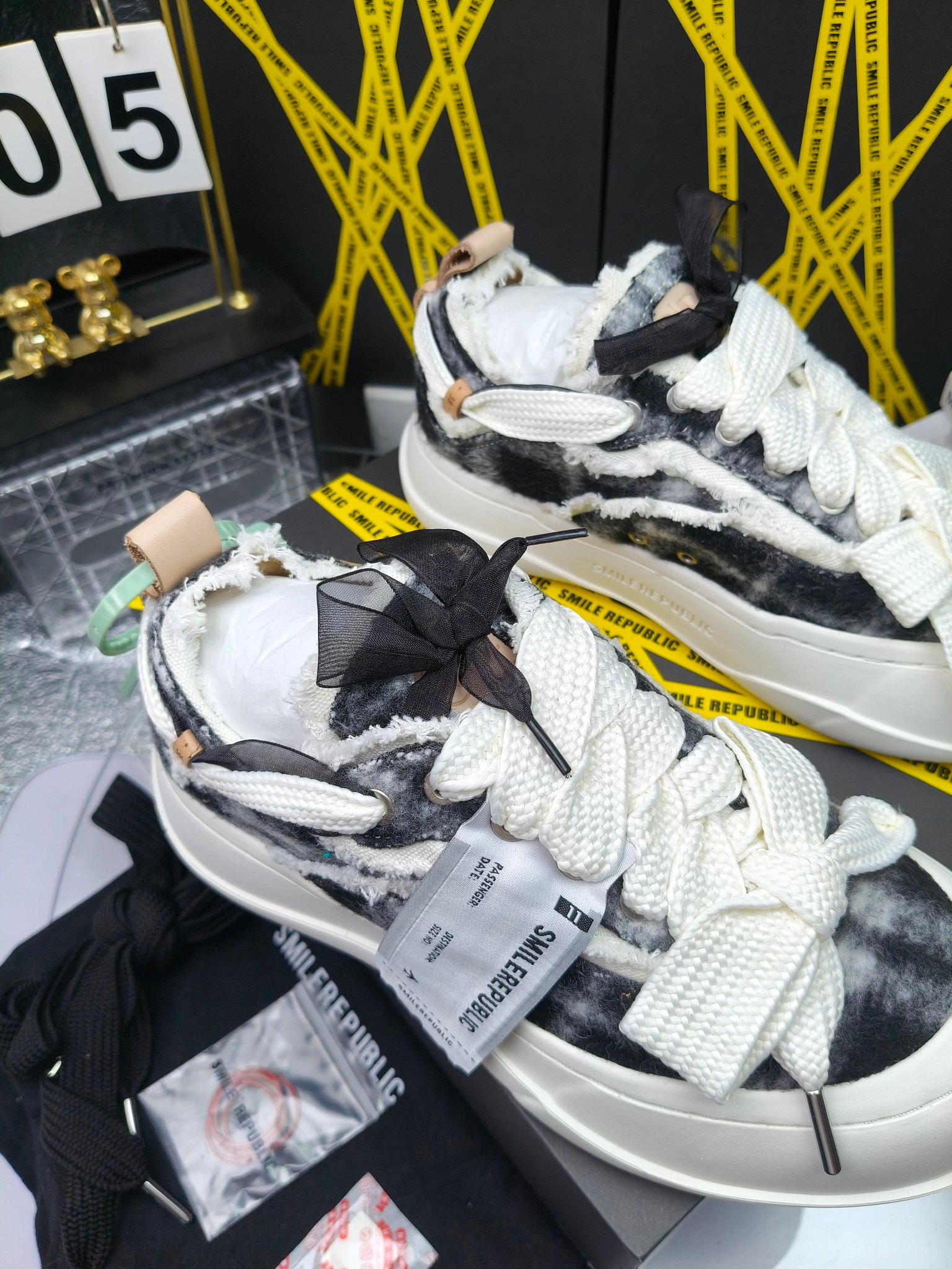 SMILEREPUBLIC 
高版本开口笑 帆布鞋 ，
出210涂鸦加20
 一款热度非常高的帆布鞋 最近各路明星网红纷纷上脚 太多综艺节目嘉宾穿SR抢镜 美学理念初春充满艺术感的搭配
 让这款 SMILEREPUBLIC帆布鞋瞬间成为春日爆款 也是明星们的心水好物 吸睛力 Max
 是什么让这双帆布鞋火速出圈 羊毛流苏的设计大胆表达了先锋潮流加上可盐可甜的 蝴蝶结让整双鞋 拥有无限搭配风格的可能性 圆钝感加宽的鞋头设计 配合灵动的鞋型与缝线 完美地达到优化脚踝线条的效果
码数：女35-40