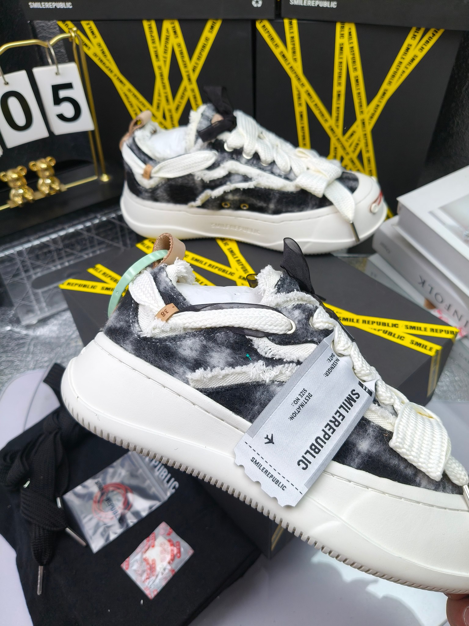 SMILEREPUBLIC 
高版本开口笑 帆布鞋 ，
出210涂鸦加20
 一款热度非常高的帆布鞋 最近各路明星网红纷纷上脚 太多综艺节目嘉宾穿SR抢镜 美学理念初春充满艺术感的搭配
 让这款 SMILEREPUBLIC帆布鞋瞬间成为春日爆款 也是明星们的心水好物 吸睛力 Max
 是什么让这双帆布鞋火速出圈 羊毛流苏的设计大胆表达了先锋潮流加上可盐可甜的 蝴蝶结让整双鞋 拥有无限搭配风格的可能性 圆钝感加宽的鞋头设计 配合灵动的鞋型与缝线 完美地达到优化脚踝线条的效果
码数：女35-40