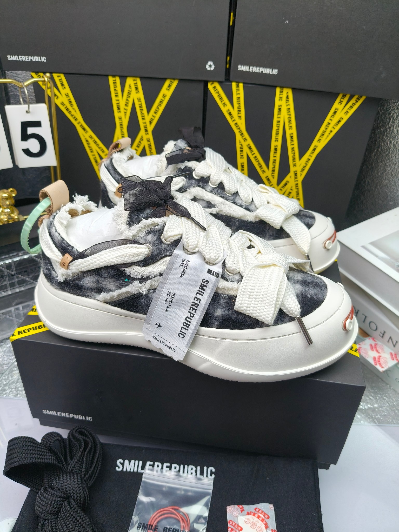 SMILEREPUBLIC 
高版本开口笑 帆布鞋 ，
出210涂鸦加20
 一款热度非常高的帆布鞋 最近各路明星网红纷纷上脚 太多综艺节目嘉宾穿SR抢镜 美学理念初春充满艺术感的搭配
 让这款 SMILEREPUBLIC帆布鞋瞬间成为春日爆款 也是明星们的心水好物 吸睛力 Max
 是什么让这双帆布鞋火速出圈 羊毛流苏的设计大胆表达了先锋潮流加上可盐可甜的 蝴蝶结让整双鞋 拥有无限搭配风格的可能性 圆钝感加宽的鞋头设计 配合灵动的鞋型与缝线 完美地达到优化脚踝线条的效果
码数：女35-40