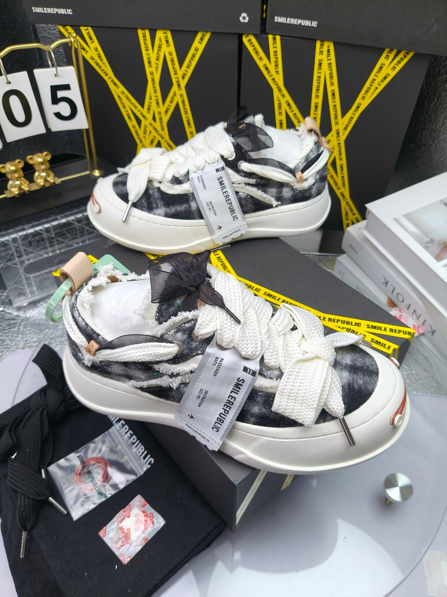 SMILEREPUBLIC 
高版本开口笑 帆布鞋 ，
出210涂鸦加20
 一款热度非常高的帆布鞋 最近各路明星网红纷纷上脚 太多综艺节目嘉宾穿SR抢镜 美学理念初春充满艺术感的搭配
 让这款 SMILEREPUBLIC帆布鞋瞬间成为春日爆款 也是明星们的心水好物 吸睛力 Max
 是什么让这双帆布鞋火速出圈 羊毛流苏的设计大胆表达了先锋潮流加上可盐可甜的 蝴蝶结让整双鞋 拥有无限搭配风格的可能性 圆钝感加宽的鞋头设计 配合灵动的鞋型与缝线 完美地达到优化脚踝线条的效果
码数：女35-40