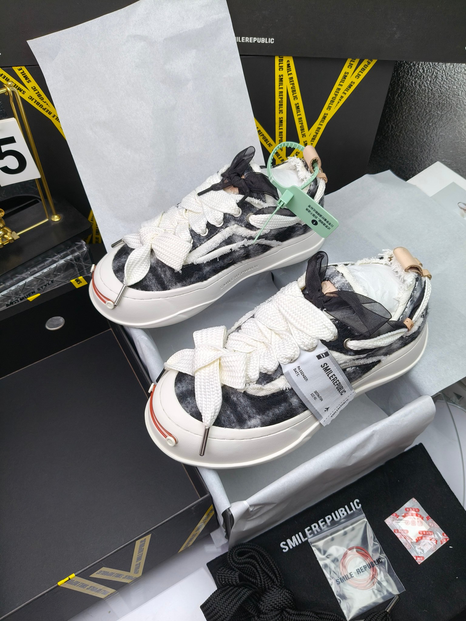 SMILEREPUBLIC 
高版本开口笑 帆布鞋 ，
出210涂鸦加20
 一款热度非常高的帆布鞋 最近各路明星网红纷纷上脚 太多综艺节目嘉宾穿SR抢镜 美学理念初春充满艺术感的搭配
 让这款 SMILEREPUBLIC帆布鞋瞬间成为春日爆款 也是明星们的心水好物 吸睛力 Max
 是什么让这双帆布鞋火速出圈 羊毛流苏的设计大胆表达了先锋潮流加上可盐可甜的 蝴蝶结让整双鞋 拥有无限搭配风格的可能性 圆钝感加宽的鞋头设计 配合灵动的鞋型与缝线 完美地达到优化脚踝线条的效果
码数：女35-40