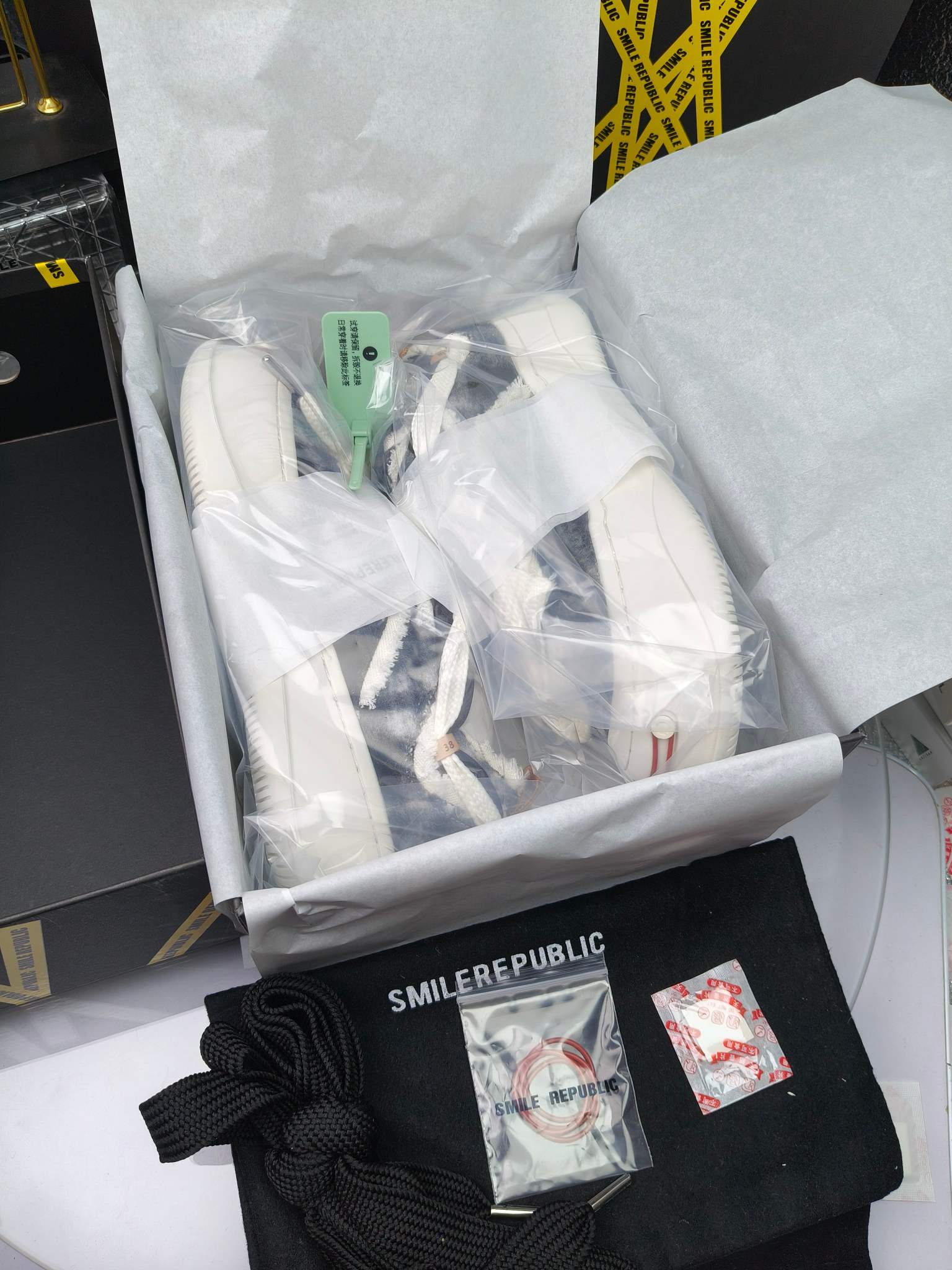 SMILEREPUBLIC 
高版本开口笑 帆布鞋 ，
出210涂鸦加20
 一款热度非常高的帆布鞋 最近各路明星网红纷纷上脚 太多综艺节目嘉宾穿SR抢镜 美学理念初春充满艺术感的搭配
 让这款 SMILEREPUBLIC帆布鞋瞬间成为春日爆款 也是明星们的心水好物 吸睛力 Max
 是什么让这双帆布鞋火速出圈 羊毛流苏的设计大胆表达了先锋潮流加上可盐可甜的 蝴蝶结让整双鞋 拥有无限搭配风格的可能性 圆钝感加宽的鞋头设计 配合灵动的鞋型与缝线 完美地达到优化脚踝线条的效果
码数：女35-40