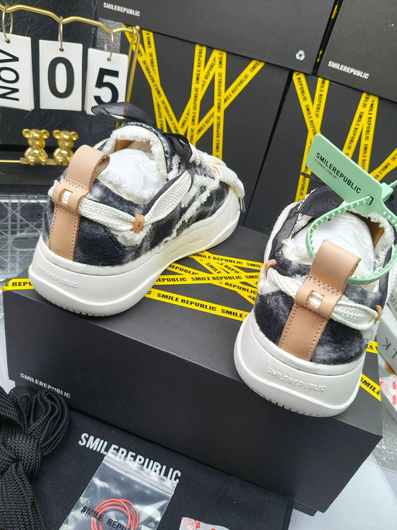 SMILEREPUBLIC 
高版本开口笑 帆布鞋 ，
出210涂鸦加20
 一款热度非常高的帆布鞋 最近各路明星网红纷纷上脚 太多综艺节目嘉宾穿SR抢镜 美学理念初春充满艺术感的搭配
 让这款 SMILEREPUBLIC帆布鞋瞬间成为春日爆款 也是明星们的心水好物 吸睛力 Max
 是什么让这双帆布鞋火速出圈 羊毛流苏的设计大胆表达了先锋潮流加上可盐可甜的 蝴蝶结让整双鞋 拥有无限搭配风格的可能性 圆钝感加宽的鞋头设计 配合灵动的鞋型与缝线 完美地达到优化脚踝线条的效果
码数：女35-40