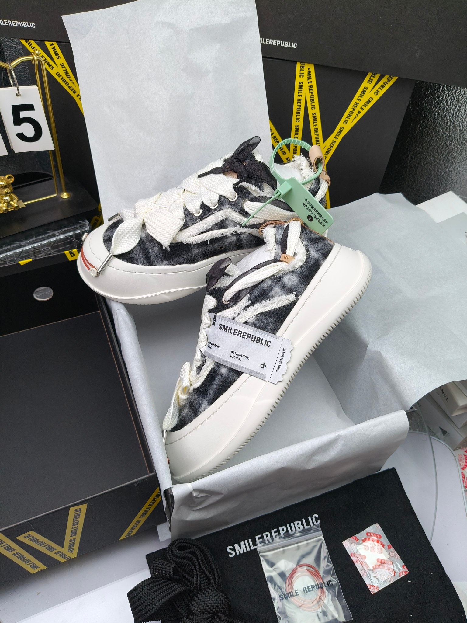 SMILEREPUBLIC 
高版本开口笑 帆布鞋 ，
出210涂鸦加20
 一款热度非常高的帆布鞋 最近各路明星网红纷纷上脚 太多综艺节目嘉宾穿SR抢镜 美学理念初春充满艺术感的搭配
 让这款 SMILEREPUBLIC帆布鞋瞬间成为春日爆款 也是明星们的心水好物 吸睛力 Max
 是什么让这双帆布鞋火速出圈 羊毛流苏的设计大胆表达了先锋潮流加上可盐可甜的 蝴蝶结让整双鞋 拥有无限搭配风格的可能性 圆钝感加宽的鞋头设计 配合灵动的鞋型与缝线 完美地达到优化脚踝线条的效果
码数：女35-40