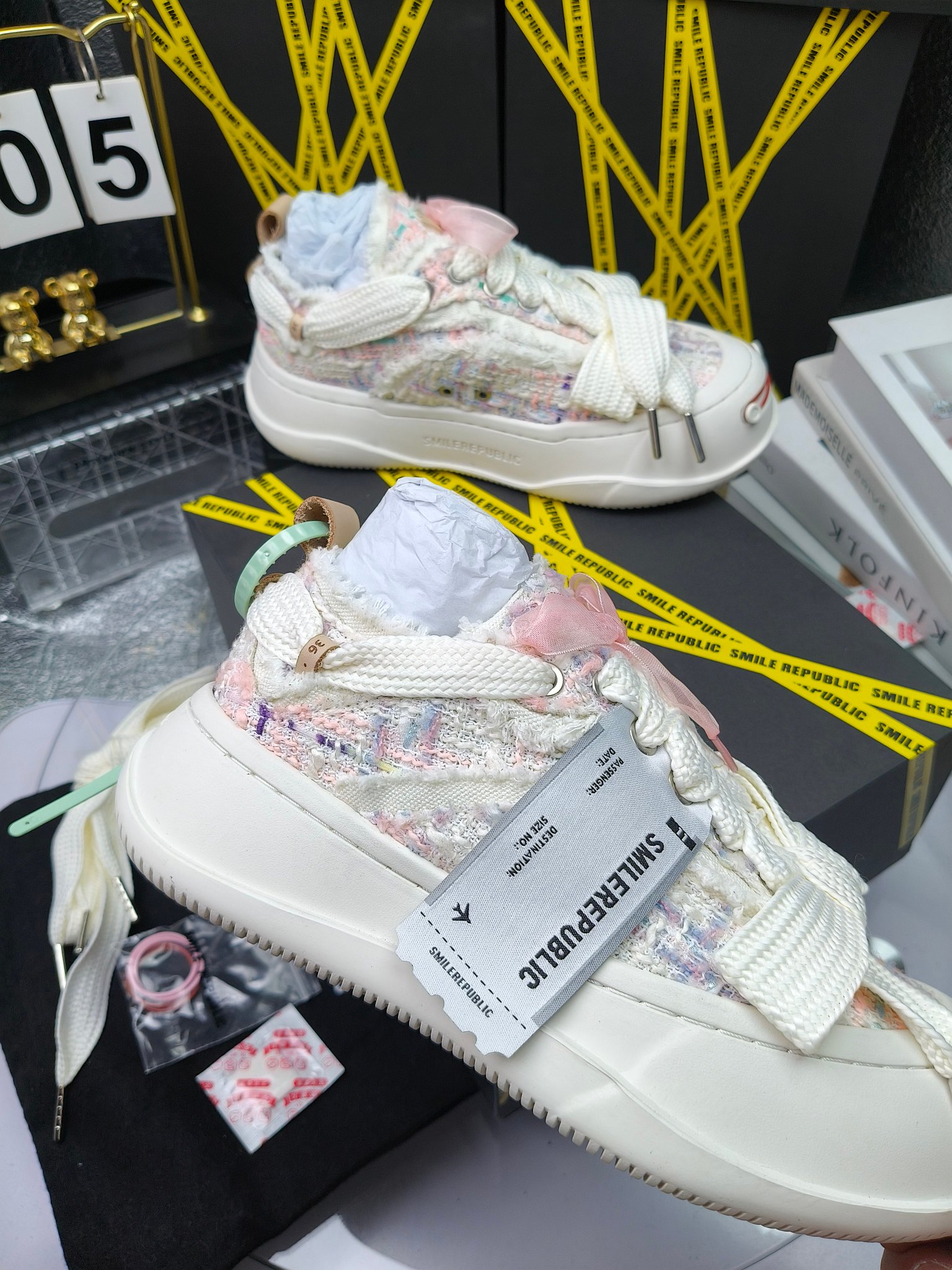 SMILEREPUBLIC 
高版本开口笑 帆布鞋 ，
出210涂鸦加20
 一款热度非常高的帆布鞋 最近各路明星网红纷纷上脚 太多综艺节目嘉宾穿SR抢镜 美学理念初春充满艺术感的搭配
 让这款 SMILEREPUBLIC帆布鞋瞬间成为春日爆款 也是明星们的心水好物 吸睛力 Max
 是什么让这双帆布鞋火速出圈 羊毛流苏的设计大胆表达了先锋潮流加上可盐可甜的 蝴蝶结让整双鞋 拥有无限搭配风格的可能性 圆钝感加宽的鞋头设计 配合灵动的鞋型与缝线 完美地达到优化脚踝线条的效果
码数：女35-40