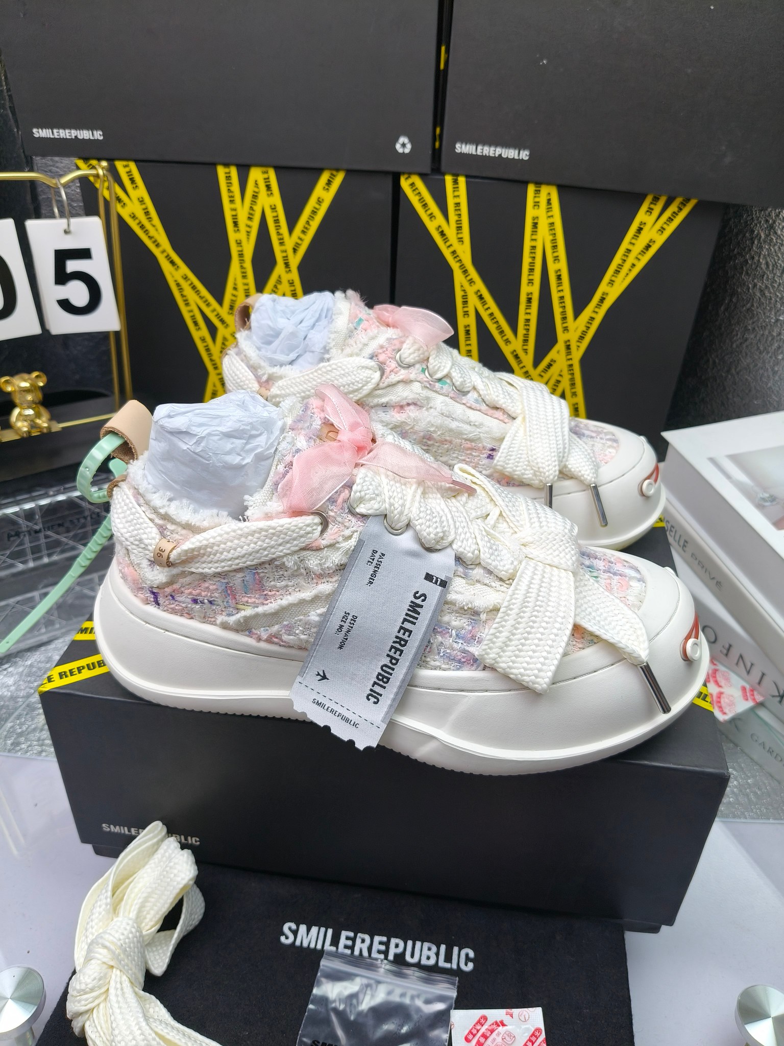 SMILEREPUBLIC 
高版本开口笑 帆布鞋 ，
出210涂鸦加20
 一款热度非常高的帆布鞋 最近各路明星网红纷纷上脚 太多综艺节目嘉宾穿SR抢镜 美学理念初春充满艺术感的搭配
 让这款 SMILEREPUBLIC帆布鞋瞬间成为春日爆款 也是明星们的心水好物 吸睛力 Max
 是什么让这双帆布鞋火速出圈 羊毛流苏的设计大胆表达了先锋潮流加上可盐可甜的 蝴蝶结让整双鞋 拥有无限搭配风格的可能性 圆钝感加宽的鞋头设计 配合灵动的鞋型与缝线 完美地达到优化脚踝线条的效果
码数：女35-40