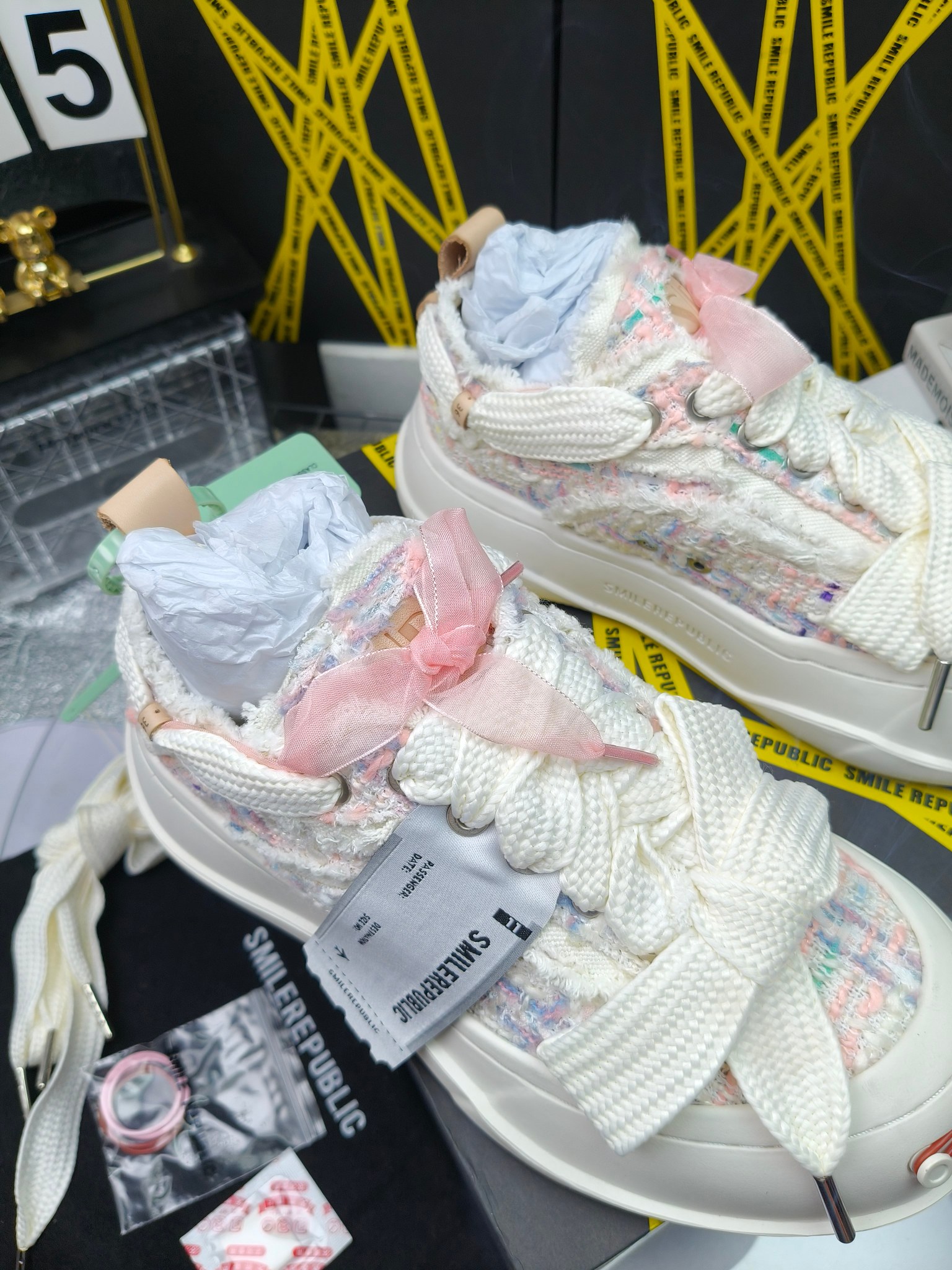 SMILEREPUBLIC 
高版本开口笑 帆布鞋 ，
出210涂鸦加20
 一款热度非常高的帆布鞋 最近各路明星网红纷纷上脚 太多综艺节目嘉宾穿SR抢镜 美学理念初春充满艺术感的搭配
 让这款 SMILEREPUBLIC帆布鞋瞬间成为春日爆款 也是明星们的心水好物 吸睛力 Max
 是什么让这双帆布鞋火速出圈 羊毛流苏的设计大胆表达了先锋潮流加上可盐可甜的 蝴蝶结让整双鞋 拥有无限搭配风格的可能性 圆钝感加宽的鞋头设计 配合灵动的鞋型与缝线 完美地达到优化脚踝线条的效果
码数：女35-40