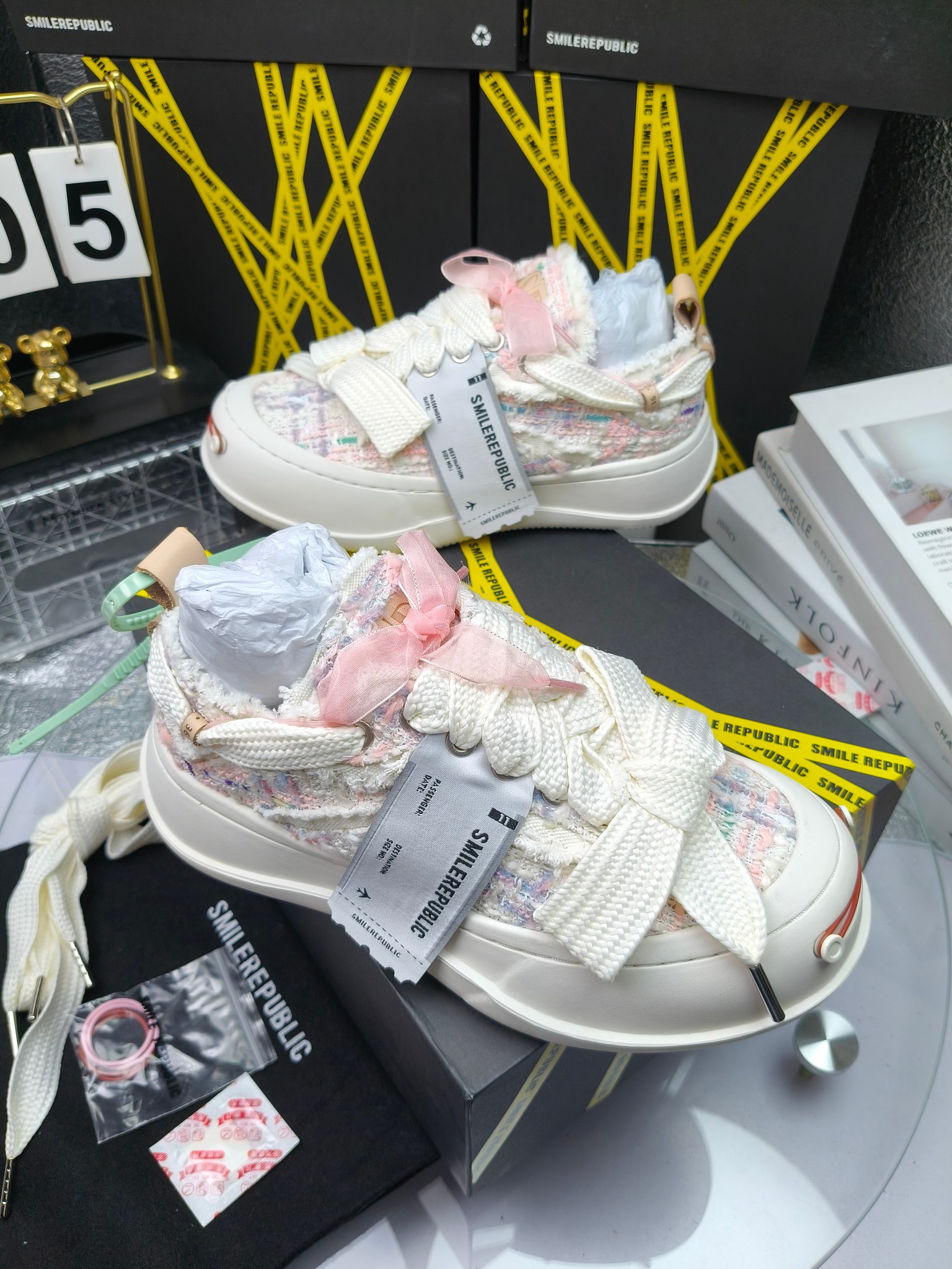 SMILEREPUBLIC 
高版本开口笑 帆布鞋 ，
出210涂鸦加20
 一款热度非常高的帆布鞋 最近各路明星网红纷纷上脚 太多综艺节目嘉宾穿SR抢镜 美学理念初春充满艺术感的搭配
 让这款 SMILEREPUBLIC帆布鞋瞬间成为春日爆款 也是明星们的心水好物 吸睛力 Max
 是什么让这双帆布鞋火速出圈 羊毛流苏的设计大胆表达了先锋潮流加上可盐可甜的 蝴蝶结让整双鞋 拥有无限搭配风格的可能性 圆钝感加宽的鞋头设计 配合灵动的鞋型与缝线 完美地达到优化脚踝线条的效果
码数：女35-40