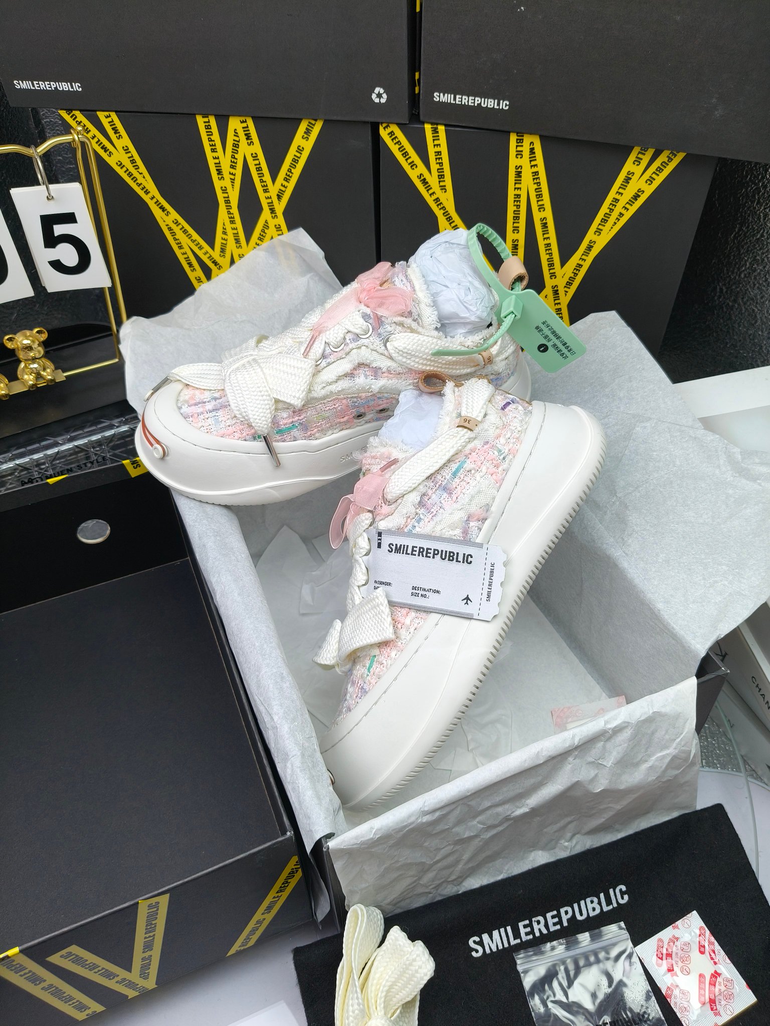 SMILEREPUBLIC 
高版本开口笑 帆布鞋 ，
出210涂鸦加20
 一款热度非常高的帆布鞋 最近各路明星网红纷纷上脚 太多综艺节目嘉宾穿SR抢镜 美学理念初春充满艺术感的搭配
 让这款 SMILEREPUBLIC帆布鞋瞬间成为春日爆款 也是明星们的心水好物 吸睛力 Max
 是什么让这双帆布鞋火速出圈 羊毛流苏的设计大胆表达了先锋潮流加上可盐可甜的 蝴蝶结让整双鞋 拥有无限搭配风格的可能性 圆钝感加宽的鞋头设计 配合灵动的鞋型与缝线 完美地达到优化脚踝线条的效果
码数：女35-40