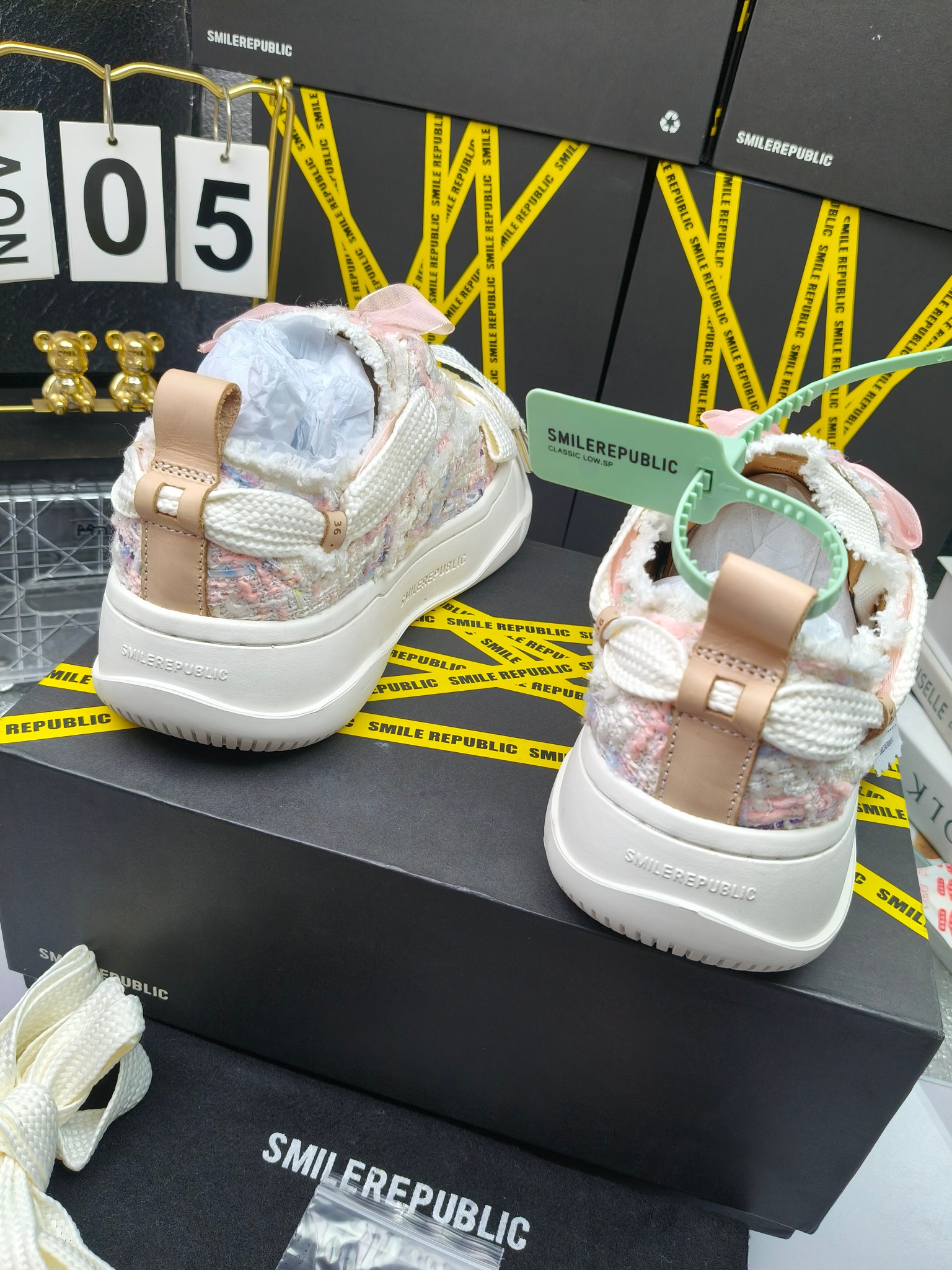 SMILEREPUBLIC 
高版本开口笑 帆布鞋 ，
出210涂鸦加20
 一款热度非常高的帆布鞋 最近各路明星网红纷纷上脚 太多综艺节目嘉宾穿SR抢镜 美学理念初春充满艺术感的搭配
 让这款 SMILEREPUBLIC帆布鞋瞬间成为春日爆款 也是明星们的心水好物 吸睛力 Max
 是什么让这双帆布鞋火速出圈 羊毛流苏的设计大胆表达了先锋潮流加上可盐可甜的 蝴蝶结让整双鞋 拥有无限搭配风格的可能性 圆钝感加宽的鞋头设计 配合灵动的鞋型与缝线 完美地达到优化脚踝线条的效果
码数：女35-40