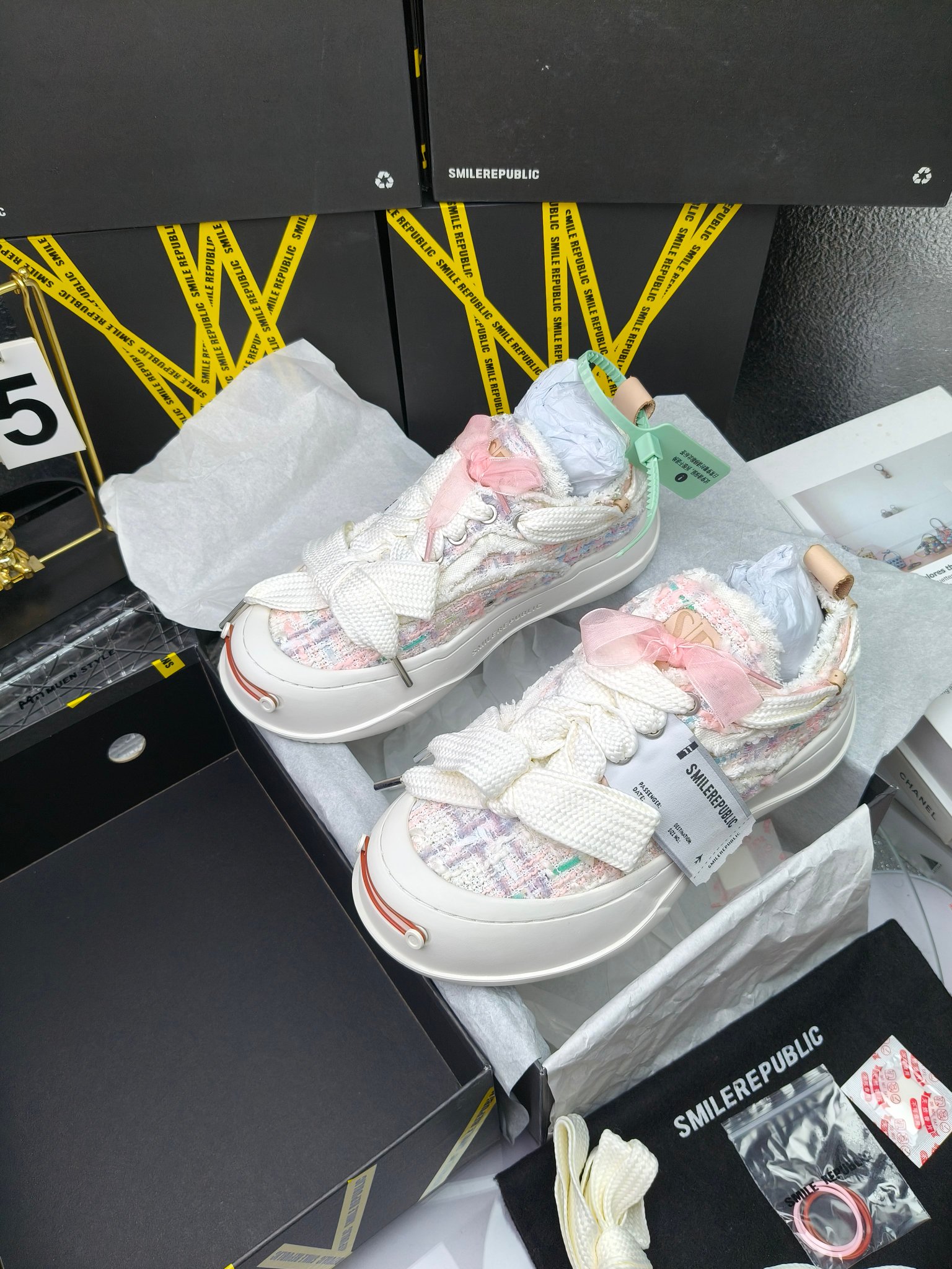 SMILEREPUBLIC 
高版本开口笑 帆布鞋 ，
出210涂鸦加20
 一款热度非常高的帆布鞋 最近各路明星网红纷纷上脚 太多综艺节目嘉宾穿SR抢镜 美学理念初春充满艺术感的搭配
 让这款 SMILEREPUBLIC帆布鞋瞬间成为春日爆款 也是明星们的心水好物 吸睛力 Max
 是什么让这双帆布鞋火速出圈 羊毛流苏的设计大胆表达了先锋潮流加上可盐可甜的 蝴蝶结让整双鞋 拥有无限搭配风格的可能性 圆钝感加宽的鞋头设计 配合灵动的鞋型与缝线 完美地达到优化脚踝线条的效果
码数：女35-40