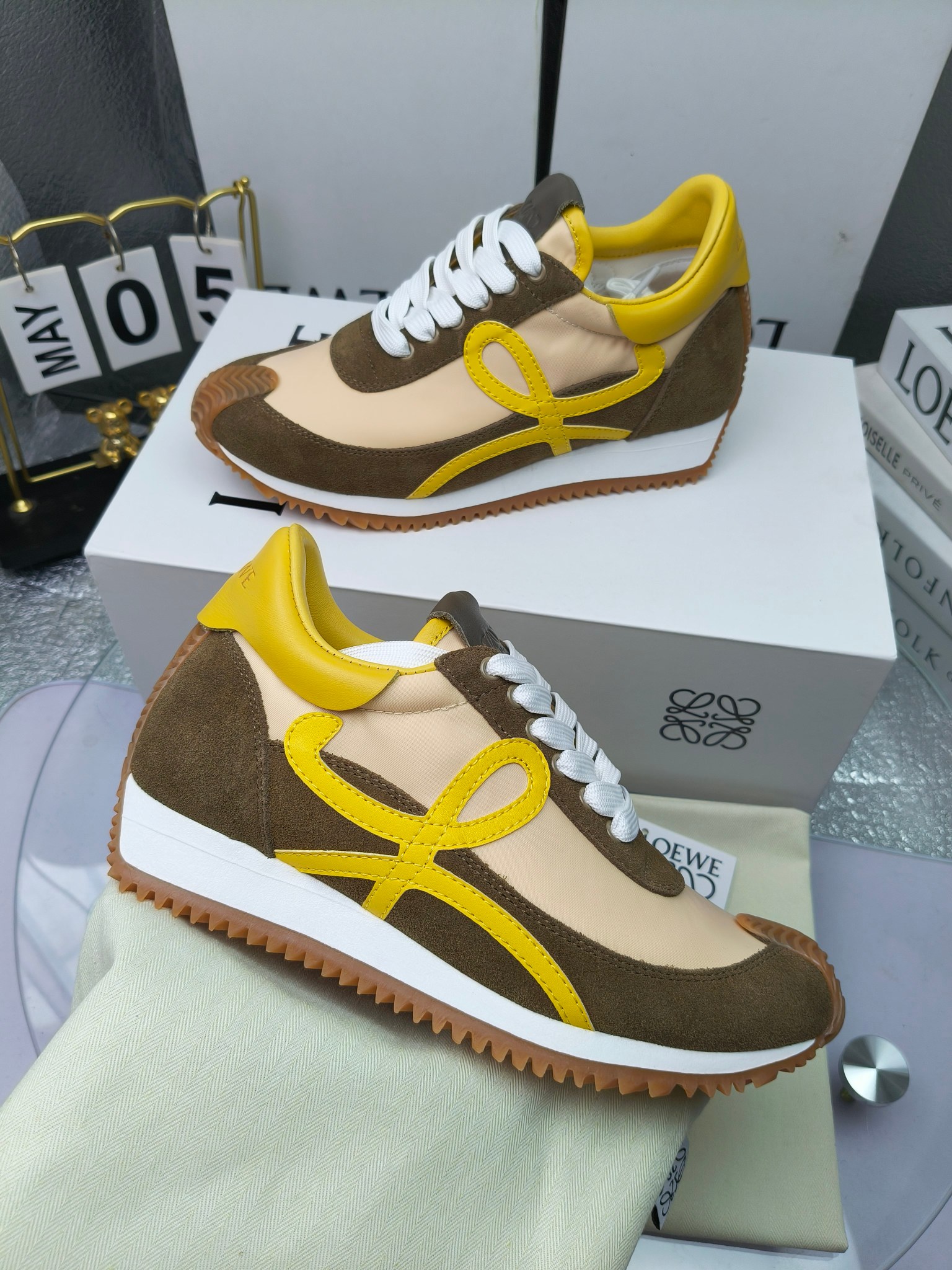 LOEWE
罗意威2023SS新款运动休闲鞋，
出220      套码大小订单私聊
易威阿甘鞋，情侣款德训鞋，运动无止境，设计大胆奢华，时尚工艺与运动精神融合创造出一款完美艺术单品⚠️
太美太好看太好穿太舒服了💕💕鞋子很轻便，逛街暴走零压力，配裙子裤子都非常百搭
国外购原板1：1开发，皮革，绒面，丝绸3种材料拼接撞色，LOEWE标志性草书字样L与鞋身完美融合，
多种颜色的拼接，给人一种强烈的视觉冲击，异常吸睛，鞋身整体线条优美，大底超软耐磨
💚鞋面采用牛反绒➕原版布料
💚舒适羊皮内里、水染牛皮垫脚
💚码数：女码35-42（41.42订做）
                 男码38-46（38.45.46订做）
