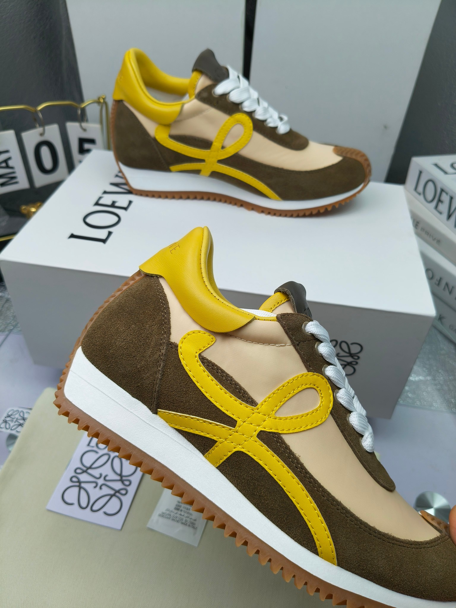 LOEWE
罗意威2023SS新款运动休闲鞋，
出220      套码大小订单私聊
易威阿甘鞋，情侣款德训鞋，运动无止境，设计大胆奢华，时尚工艺与运动精神融合创造出一款完美艺术单品⚠️
太美太好看太好穿太舒服了💕💕鞋子很轻便，逛街暴走零压力，配裙子裤子都非常百搭
国外购原板1：1开发，皮革，绒面，丝绸3种材料拼接撞色，LOEWE标志性草书字样L与鞋身完美融合，
多种颜色的拼接，给人一种强烈的视觉冲击，异常吸睛，鞋身整体线条优美，大底超软耐磨
💚鞋面采用牛反绒➕原版布料
💚舒适羊皮内里、水染牛皮垫脚
💚码数：女码35-42（41.42订做）
                 男码38-46（38.45.46订做）

