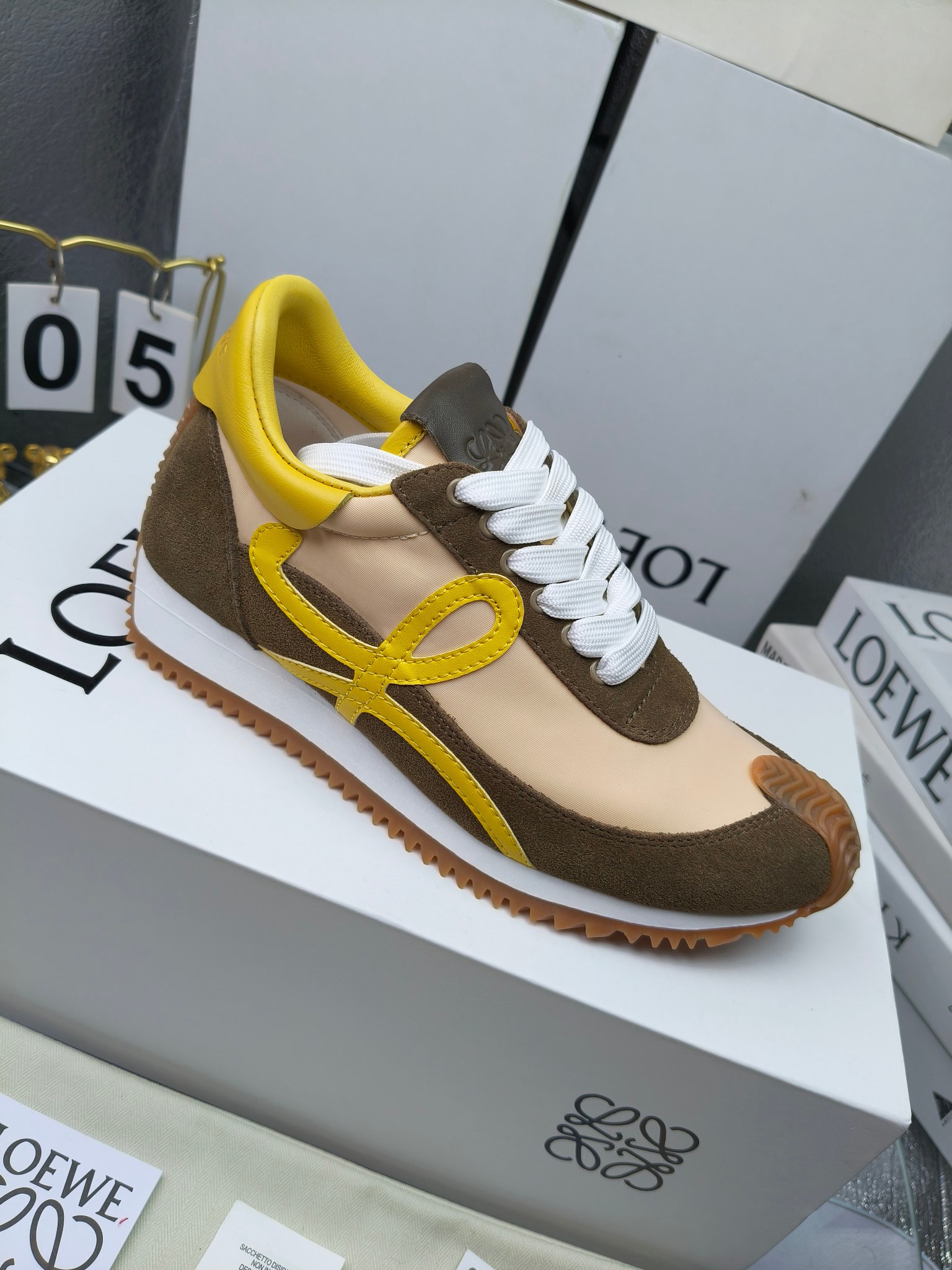 LOEWE
罗意威2023SS新款运动休闲鞋，
出220      套码大小订单私聊
易威阿甘鞋，情侣款德训鞋，运动无止境，设计大胆奢华，时尚工艺与运动精神融合创造出一款完美艺术单品⚠️
太美太好看太好穿太舒服了💕💕鞋子很轻便，逛街暴走零压力，配裙子裤子都非常百搭
国外购原板1：1开发，皮革，绒面，丝绸3种材料拼接撞色，LOEWE标志性草书字样L与鞋身完美融合，
多种颜色的拼接，给人一种强烈的视觉冲击，异常吸睛，鞋身整体线条优美，大底超软耐磨
💚鞋面采用牛反绒➕原版布料
💚舒适羊皮内里、水染牛皮垫脚
💚码数：女码35-42（41.42订做）
                 男码38-46（38.45.46订做）
