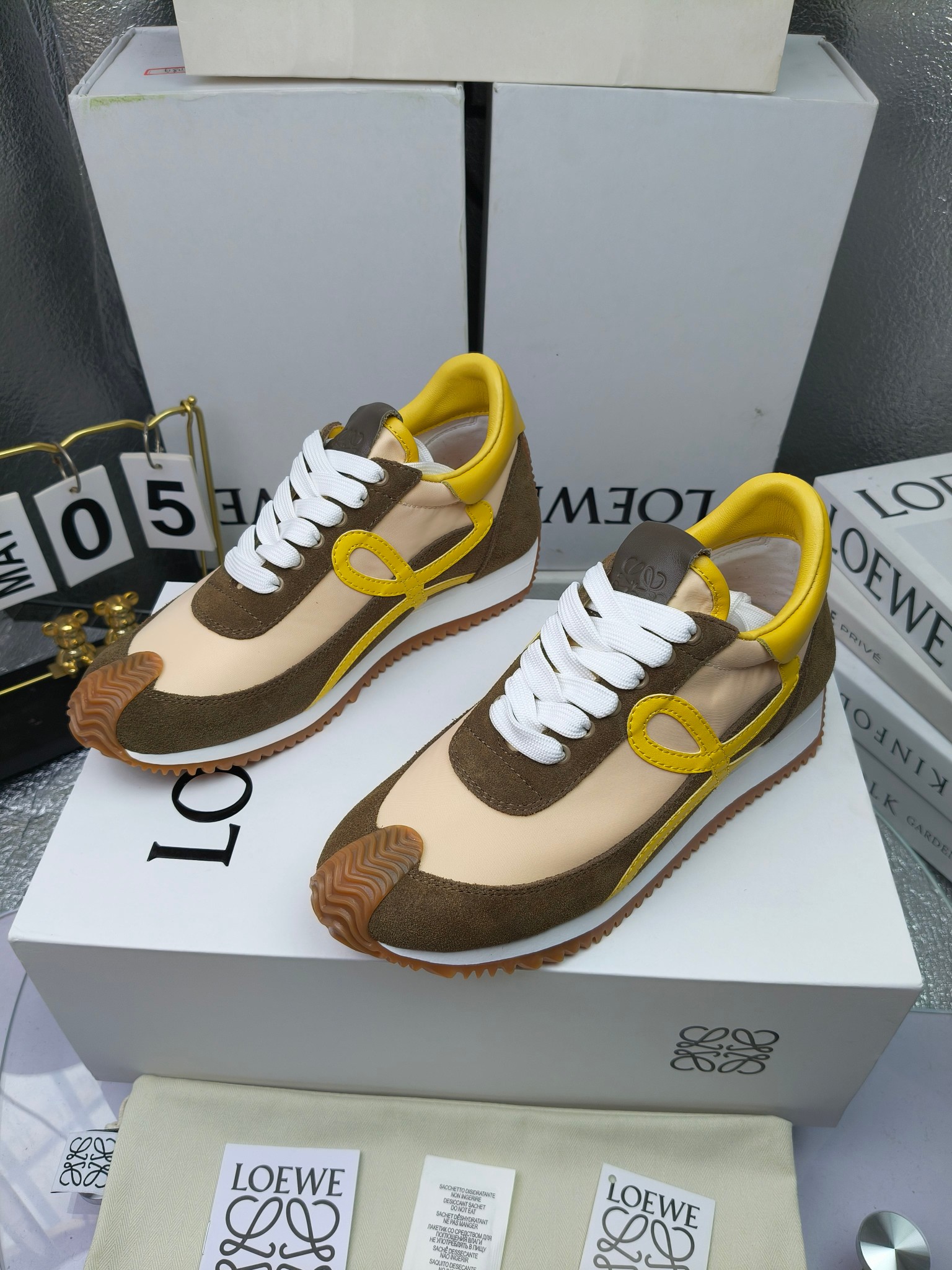 LOEWE
罗意威2023SS新款运动休闲鞋，
出220      套码大小订单私聊
易威阿甘鞋，情侣款德训鞋，运动无止境，设计大胆奢华，时尚工艺与运动精神融合创造出一款完美艺术单品⚠️
太美太好看太好穿太舒服了💕💕鞋子很轻便，逛街暴走零压力，配裙子裤子都非常百搭
国外购原板1：1开发，皮革，绒面，丝绸3种材料拼接撞色，LOEWE标志性草书字样L与鞋身完美融合，
多种颜色的拼接，给人一种强烈的视觉冲击，异常吸睛，鞋身整体线条优美，大底超软耐磨
💚鞋面采用牛反绒➕原版布料
💚舒适羊皮内里、水染牛皮垫脚
💚码数：女码35-42（41.42订做）
                 男码38-46（38.45.46订做）
