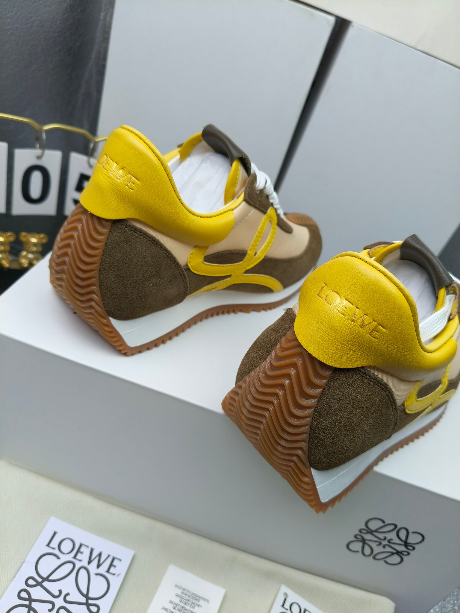 LOEWE
罗意威2023SS新款运动休闲鞋，
出220      套码大小订单私聊
易威阿甘鞋，情侣款德训鞋，运动无止境，设计大胆奢华，时尚工艺与运动精神融合创造出一款完美艺术单品⚠️
太美太好看太好穿太舒服了💕💕鞋子很轻便，逛街暴走零压力，配裙子裤子都非常百搭
国外购原板1：1开发，皮革，绒面，丝绸3种材料拼接撞色，LOEWE标志性草书字样L与鞋身完美融合，
多种颜色的拼接，给人一种强烈的视觉冲击，异常吸睛，鞋身整体线条优美，大底超软耐磨
💚鞋面采用牛反绒➕原版布料
💚舒适羊皮内里、水染牛皮垫脚
💚码数：女码35-42（41.42订做）
                 男码38-46（38.45.46订做）
