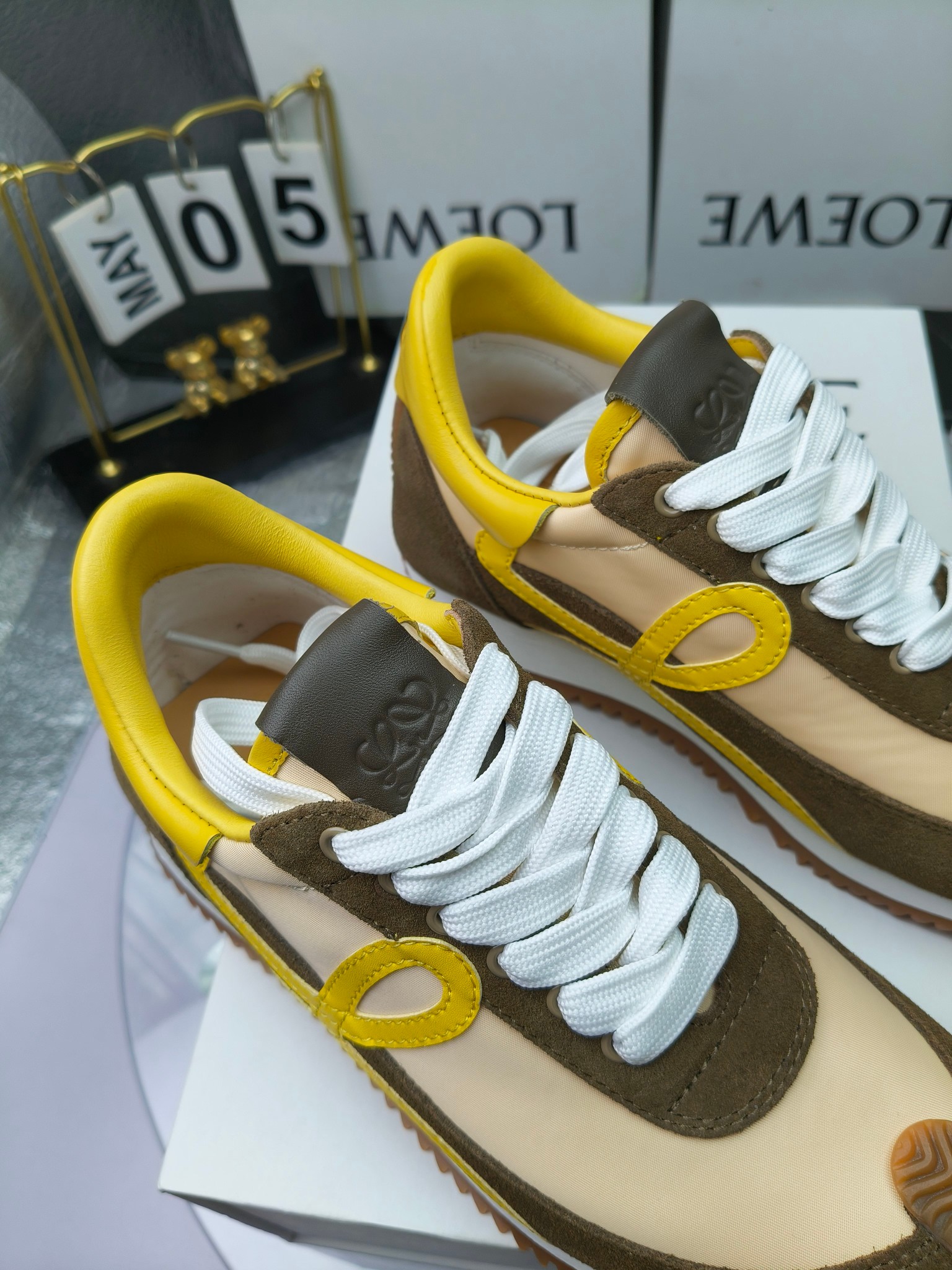 LOEWE
罗意威2023SS新款运动休闲鞋，
出220      套码大小订单私聊
易威阿甘鞋，情侣款德训鞋，运动无止境，设计大胆奢华，时尚工艺与运动精神融合创造出一款完美艺术单品⚠️
太美太好看太好穿太舒服了💕💕鞋子很轻便，逛街暴走零压力，配裙子裤子都非常百搭
国外购原板1：1开发，皮革，绒面，丝绸3种材料拼接撞色，LOEWE标志性草书字样L与鞋身完美融合，
多种颜色的拼接，给人一种强烈的视觉冲击，异常吸睛，鞋身整体线条优美，大底超软耐磨
💚鞋面采用牛反绒➕原版布料
💚舒适羊皮内里、水染牛皮垫脚
💚码数：女码35-42（41.42订做）
                 男码38-46（38.45.46订做）
