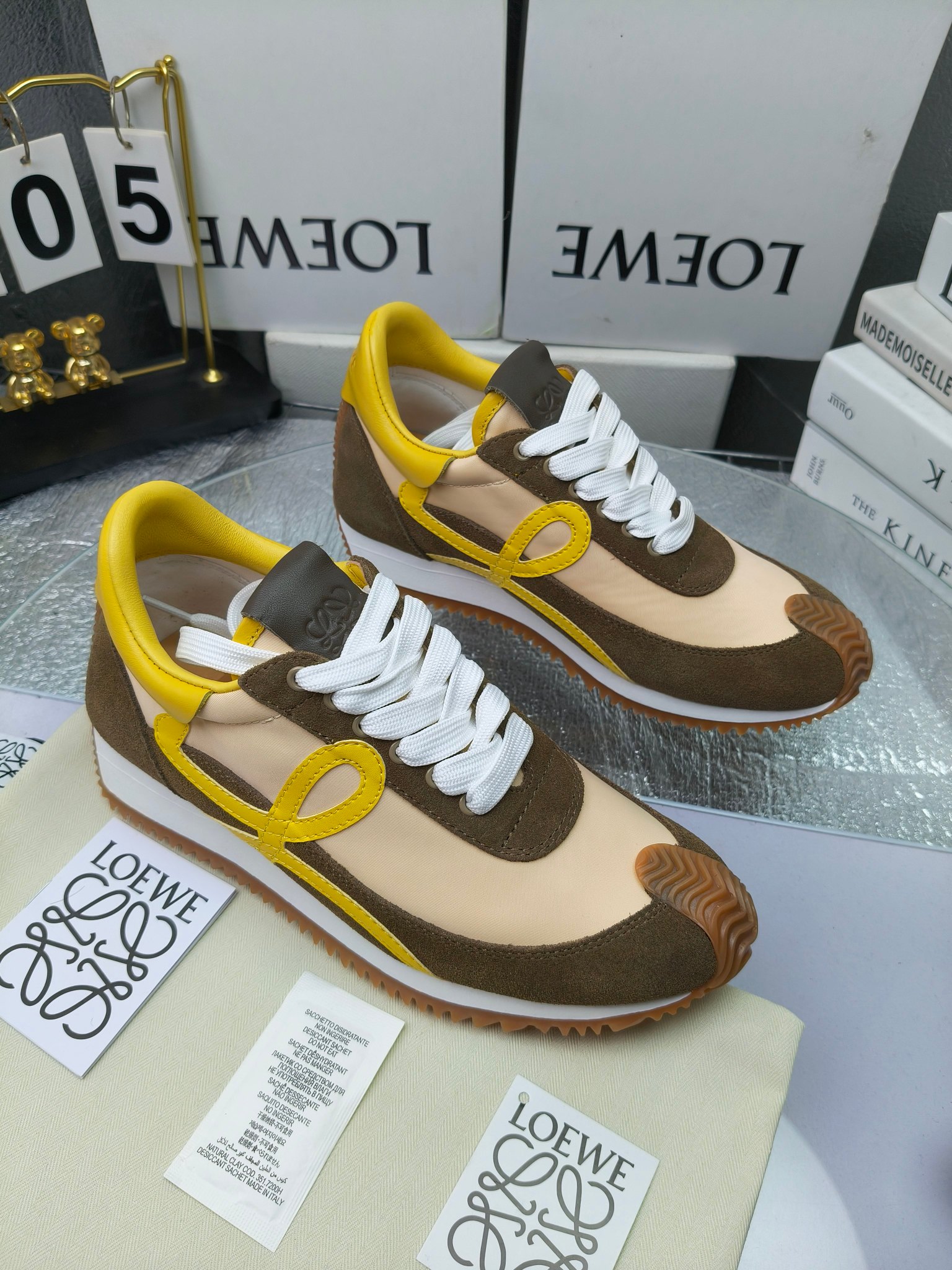 LOEWE
罗意威2023SS新款运动休闲鞋，
出220      套码大小订单私聊
易威阿甘鞋，情侣款德训鞋，运动无止境，设计大胆奢华，时尚工艺与运动精神融合创造出一款完美艺术单品⚠️
太美太好看太好穿太舒服了💕💕鞋子很轻便，逛街暴走零压力，配裙子裤子都非常百搭
国外购原板1：1开发，皮革，绒面，丝绸3种材料拼接撞色，LOEWE标志性草书字样L与鞋身完美融合，
多种颜色的拼接，给人一种强烈的视觉冲击，异常吸睛，鞋身整体线条优美，大底超软耐磨
💚鞋面采用牛反绒➕原版布料
💚舒适羊皮内里、水染牛皮垫脚
💚码数：女码35-42（41.42订做）
                 男码38-46（38.45.46订做）
