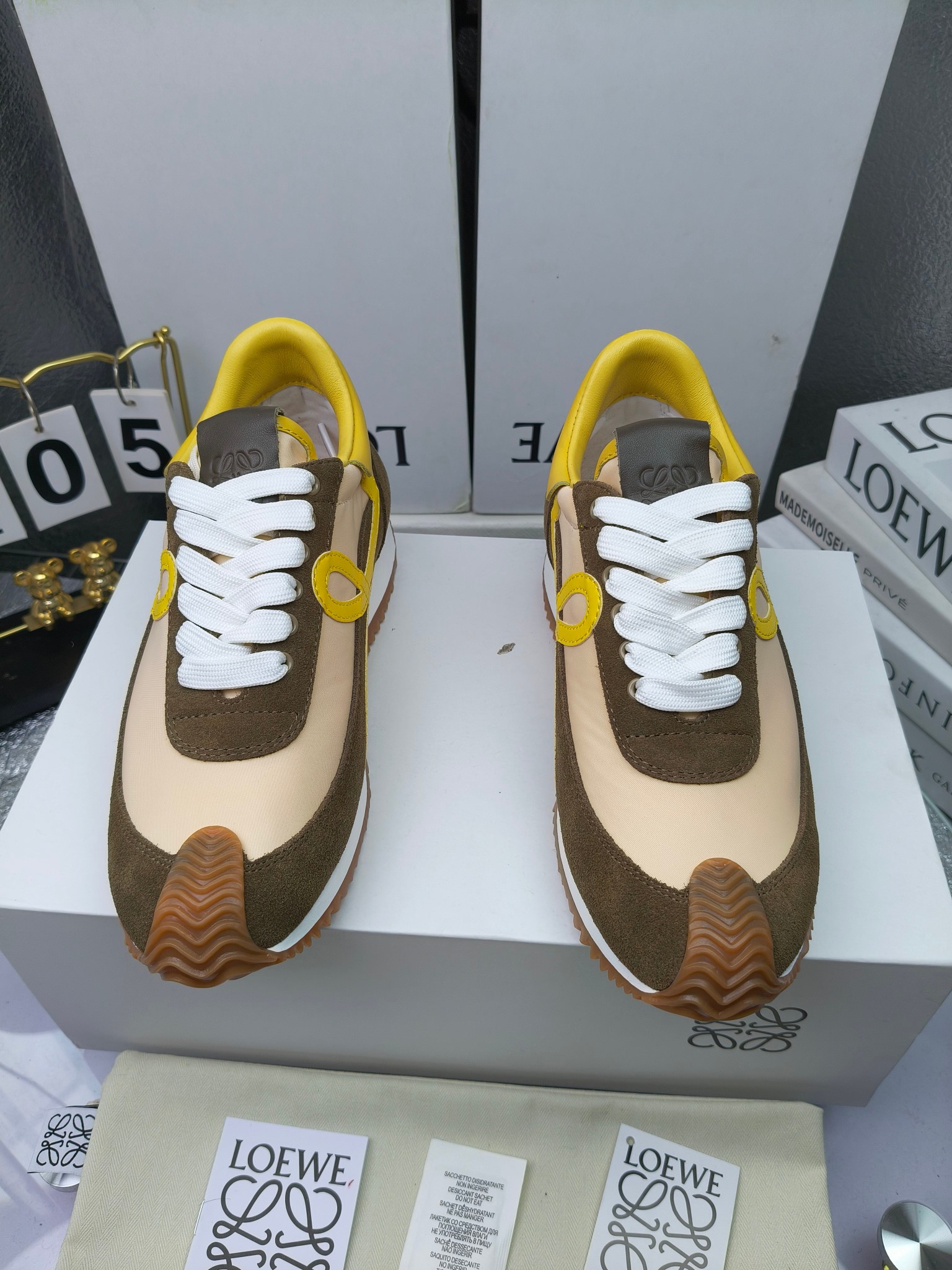 LOEWE
罗意威2023SS新款运动休闲鞋，
出220      套码大小订单私聊
易威阿甘鞋，情侣款德训鞋，运动无止境，设计大胆奢华，时尚工艺与运动精神融合创造出一款完美艺术单品⚠️
太美太好看太好穿太舒服了💕💕鞋子很轻便，逛街暴走零压力，配裙子裤子都非常百搭
国外购原板1：1开发，皮革，绒面，丝绸3种材料拼接撞色，LOEWE标志性草书字样L与鞋身完美融合，
多种颜色的拼接，给人一种强烈的视觉冲击，异常吸睛，鞋身整体线条优美，大底超软耐磨
💚鞋面采用牛反绒➕原版布料
💚舒适羊皮内里、水染牛皮垫脚
💚码数：女码35-42（41.42订做）
                 男码38-46（38.45.46订做）
