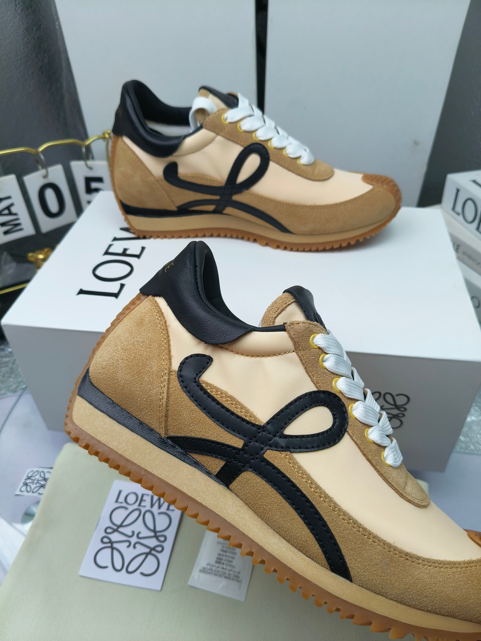 LOEWE
罗意威2023SS新款运动休闲鞋，
出220      套码大小订单私聊
易威阿甘鞋，情侣款德训鞋，运动无止境，设计大胆奢华，时尚工艺与运动精神融合创造出一款完美艺术单品⚠️
太美太好看太好穿太舒服了💕💕鞋子很轻便，逛街暴走零压力，配裙子裤子都非常百搭
国外购原板1：1开发，皮革，绒面，丝绸3种材料拼接撞色，LOEWE标志性草书字样L与鞋身完美融合，
多种颜色的拼接，给人一种强烈的视觉冲击，异常吸睛，鞋身整体线条优美，大底超软耐磨
💚鞋面采用牛反绒➕原版布料
💚舒适羊皮内里、水染牛皮垫脚
💚码数：女码35-42（41.42订做）
                 男码38-46（38.45.46订做）
