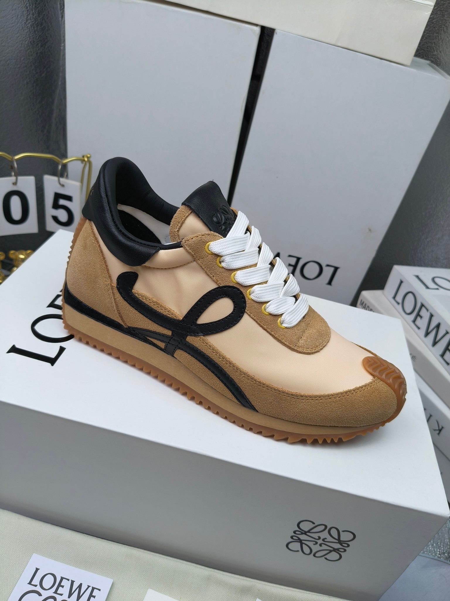 LOEWE
罗意威2023SS新款运动休闲鞋，
出220      套码大小订单私聊
易威阿甘鞋，情侣款德训鞋，运动无止境，设计大胆奢华，时尚工艺与运动精神融合创造出一款完美艺术单品⚠️
太美太好看太好穿太舒服了💕💕鞋子很轻便，逛街暴走零压力，配裙子裤子都非常百搭
国外购原板1：1开发，皮革，绒面，丝绸3种材料拼接撞色，LOEWE标志性草书字样L与鞋身完美融合，
多种颜色的拼接，给人一种强烈的视觉冲击，异常吸睛，鞋身整体线条优美，大底超软耐磨
💚鞋面采用牛反绒➕原版布料
💚舒适羊皮内里、水染牛皮垫脚
💚码数：女码35-42（41.42订做）
                 男码38-46（38.45.46订做）
