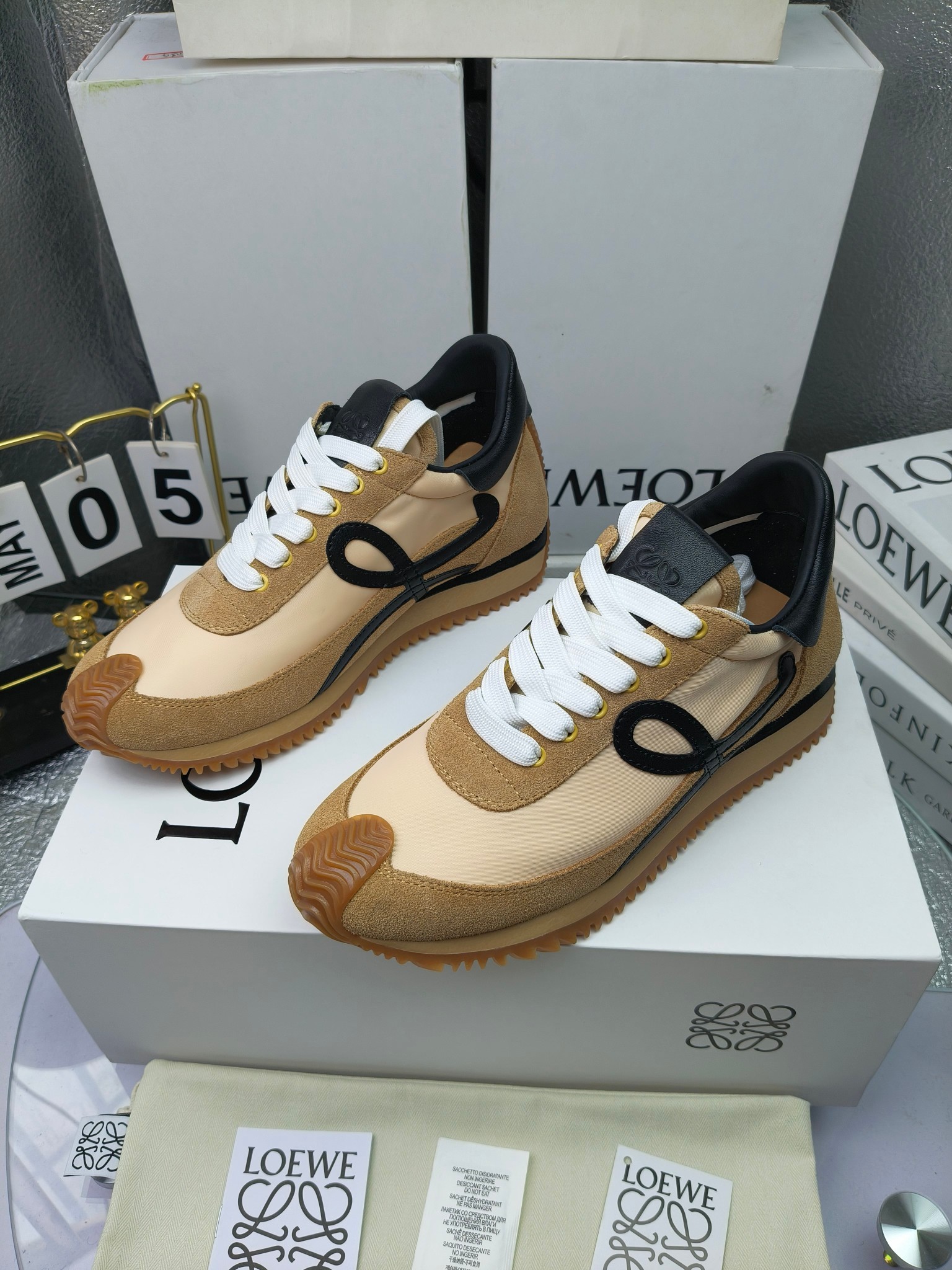 LOEWE
罗意威2023SS新款运动休闲鞋，
出220      套码大小订单私聊
易威阿甘鞋，情侣款德训鞋，运动无止境，设计大胆奢华，时尚工艺与运动精神融合创造出一款完美艺术单品⚠️
太美太好看太好穿太舒服了💕💕鞋子很轻便，逛街暴走零压力，配裙子裤子都非常百搭
国外购原板1：1开发，皮革，绒面，丝绸3种材料拼接撞色，LOEWE标志性草书字样L与鞋身完美融合，
多种颜色的拼接，给人一种强烈的视觉冲击，异常吸睛，鞋身整体线条优美，大底超软耐磨
💚鞋面采用牛反绒➕原版布料
💚舒适羊皮内里、水染牛皮垫脚
💚码数：女码35-42（41.42订做）
                 男码38-46（38.45.46订做）
