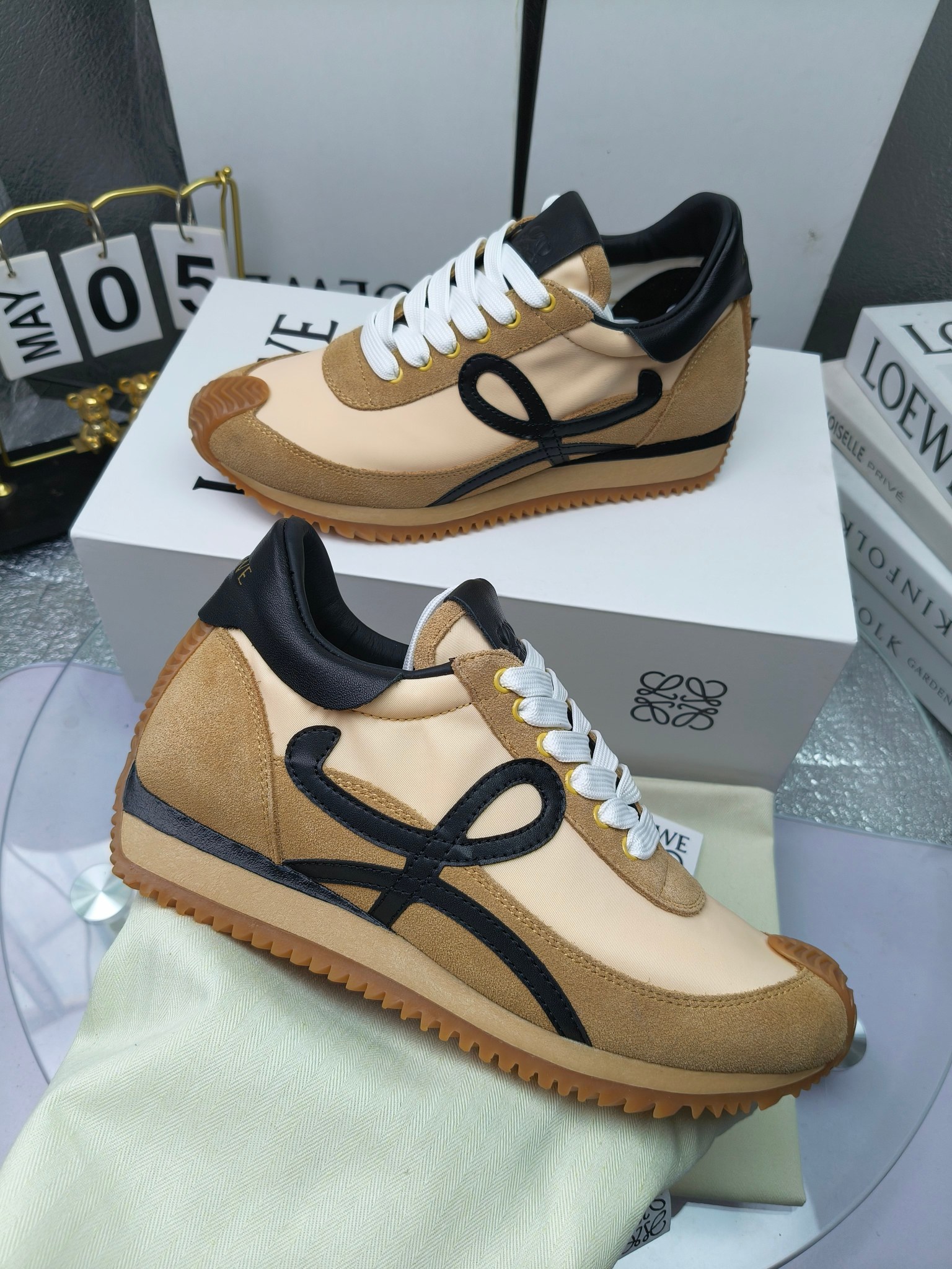 LOEWE
罗意威2023SS新款运动休闲鞋，
出220      套码大小订单私聊
易威阿甘鞋，情侣款德训鞋，运动无止境，设计大胆奢华，时尚工艺与运动精神融合创造出一款完美艺术单品⚠️
太美太好看太好穿太舒服了💕💕鞋子很轻便，逛街暴走零压力，配裙子裤子都非常百搭
国外购原板1：1开发，皮革，绒面，丝绸3种材料拼接撞色，LOEWE标志性草书字样L与鞋身完美融合，
多种颜色的拼接，给人一种强烈的视觉冲击，异常吸睛，鞋身整体线条优美，大底超软耐磨
💚鞋面采用牛反绒➕原版布料
💚舒适羊皮内里、水染牛皮垫脚
💚码数：女码35-42（41.42订做）
                 男码38-46（38.45.46订做）
